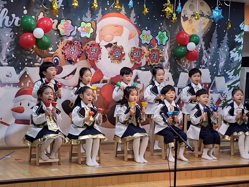 나윤이 #성탄음악회 
#동영상 

항상 고맙고 

매일매일 화내는 엄마라서
많이많이 미안하고ㅠㅠ

엄마 눈에는 이 세상 누구보다
제일 예쁘고 사랑스러운  나윤이♡

이제 엄마도 안 찾고 많이컸다♡