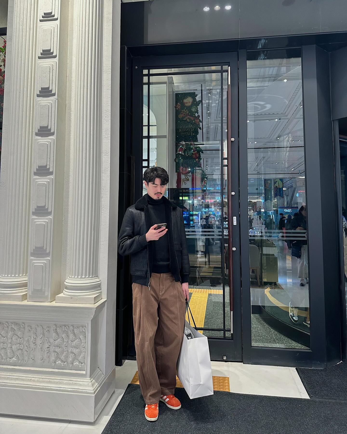 오랜만에 🧔🏻‍♂️옷입히기🤍

오늘 진짜 너무너무너무 춥더라구요 님편 얼굴이 원래 하얀데 빨게 졌더라구요🥶🥺
내일은 더 따뜻하게 입혀줘야겠어요🙌🏻

하의 팬치 컬러 넘 이쁘죠 오렌지 가젤이랑 찰딱이라 매치시켜 보았습니당😁 

🧔🏻‍♂️옷 정보
-하의 : mimthewardrobe 
-신발 :가젤 originals_kr 

#남자겨울자켓#남자겨울팬츠#가젤 #남자겨울패션 #남자겨울코디룩