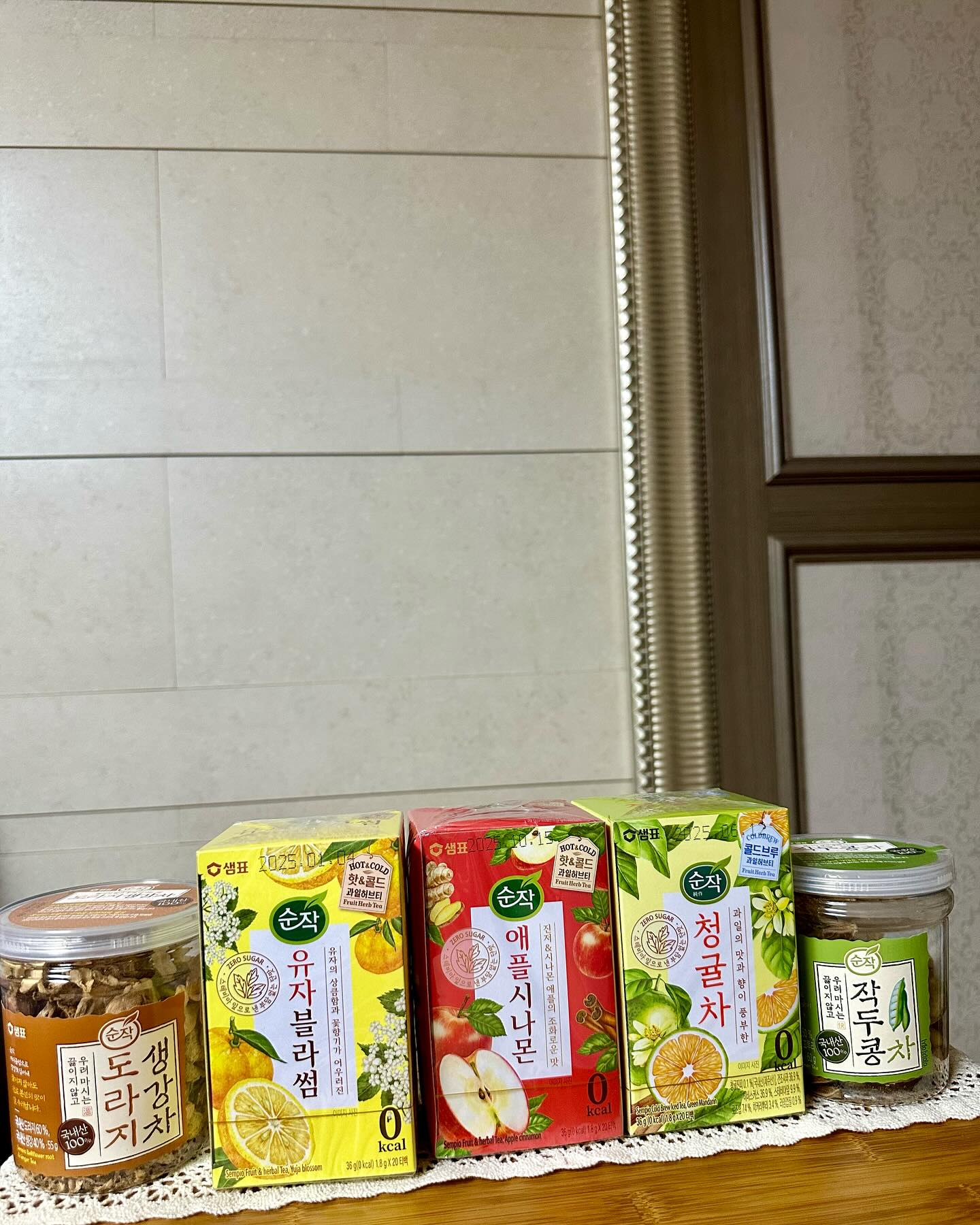 #협찬 #순작 

요즘같은 추운날 따뜻한 티 한잔 하면 어떨까요~🍵🍵
순작 과일허브티는 따뜻한물에 잘우러날 뿐만아니라 맹물미시기 힘들때 저는 냉침해서 하루종일 물마시듯이 마시는데요 애플시나몬은 우유와 함께 냉침해서 밀크티로 마실 수 있습니다!
은은한 상큼함과 꽃향기로 입안을 상큼하게 만들어주어 식전전에 마시기 너무 좋다는 생각을 했습니다
또한 유자블라썸과 청귤차는 요즘처럼 추운 겨울철에 청같은 당도 높은 차보단 제로칼로리인 유자블라썸으로 대체해도 좋다는 생각을 했습니다! 전 허브티가 원픽 이였다면 부모님은 작두콩차와 도라지생강청을 아주 좋아하셨습니다 구수한맛으로 아침에 따뜻하게 차로 내려드시면 속이 든든하다고 하셨습니다

#애플시나몬 #유자블라썸 #과일티추천 #과일허브티 #티백차추천 #티백추천 #겨울차추천 #환절기차추천 #홈카페레시피 #유자차추천 #과일차추천 #허브차 #허브티 #애플티 #애플시나몬티 #유자차