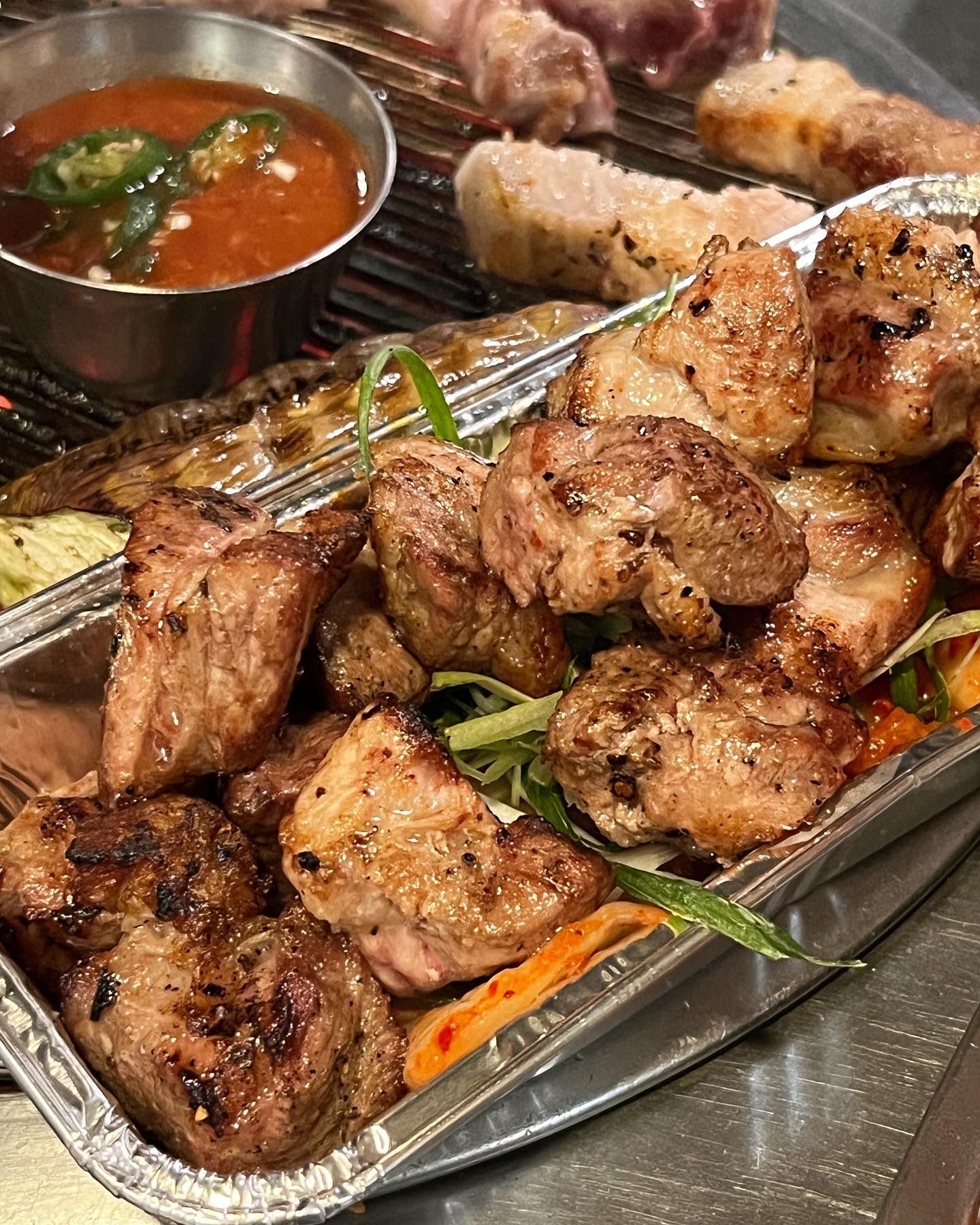 🥩 멍군집
🕐 16:00 - 02:00

경희대 고기 맛집 ! 하면 바로 떠오르는 회기 찐맛집.

늦은 시간까지 사람이 북적거리는 찐 맛집, 멍군집에 다녀왔어요. 장난없는 고기 두께에 입이 떡 - 벌어졌지 뭐에요 !? 대학가라 그런지 가격은 저렴한데 퀄리티는 고오급. 반찬, 소스도 넘 맛도리에 처음부터 끝까지 고기도 계속 구워주셔서 넘 편했어요.

🏷 목반/삼반(600g) 29.0
🏷 김C찌개
🏷 김치말이국수 4.0

와사비잎 장아찌라는 처음 먹어보는 반찬과 고기의 조합 말잇못. 낯설어도 꼭 한번 곁들여서 드셔보세용. 명이나물 느낌이랑 비슷하면서도 완전 맛이 달라요 ..! 요로케 조로케 곁들일 것들이 많아서 물리지 않고 넘 맛있게 먹구 왔슴당. 돼지고기 잔뜩 들어간 김치찌개랑도 밥 한공기 뚝딱. 멍군집 강추 😋

📍 서울 동대문구 회기로 148-4
☎ 010-7623-0304
📌 예약 가능
📌 주류 3병 주문 시, 껍데기 서비스
