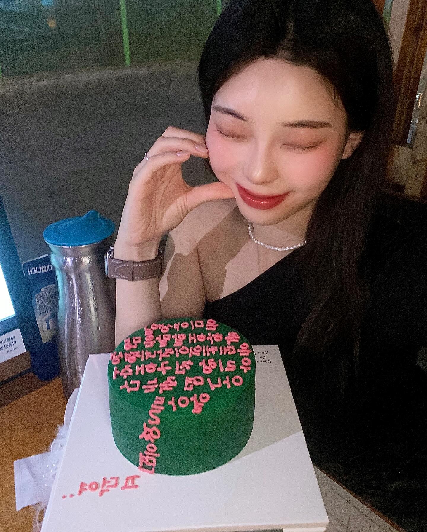 생일 파티는 미리 했찌만 💓 
항상 생일 파티 해줘서 고마워 벌써 10년째네🥹 
늙어서 파파 할머니 될때까지 친구하자🩷

#생일 #생일케이크 #친구들이랑 #구월동 #파티