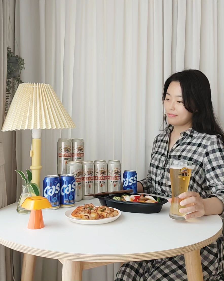 #광고 대박! 🍺맥주 500ml 5캔이 9,900원이라고요?!📣

캠핑 가서 먹을 거 사려고 이마트 emart에 다녀왔는데요.
마침, '슈퍼비어페스타' 행사🍻 중이었어요.
저만 알기 아까운 정보는 인친님들과 공유 해야죠!

크로넨버그 1664 블랑 500ml
써머스비 애플 500ml
써머스비 망고라임 500ml
기린 이치방 500ml
아사히 슈퍼드라이 500ml
브루독 펑크 IPA 500ml
삿포로 500ml
✔️인기 맥주 5캔 9,900원/ 10캔 19,600원 골라담기

✔️버드와이저/스텔라 8캔 패키지 각 14,900원
✔️써머스비 애플 330ml*6캔/ 아사히 슈퍼드라이 350ml*6캔 9,600원 구매 시 
키스틱  노가리스틱/ 꼬깔콘 함께 구매하면 키스틱 노가리스틱/ 꼬깔콘 30%할인
✔️130여종 맥주 4캔에 9,960원

아직 끝나지 않았어요!

✔️카스후레쉬 355ml*6캔 9,050원 + 시크릿 양념/간장치킨, 대왕 로스트치킨, 풀드포크 피자 동시 구매 시 해당 델리 제품 20% 할인까지~

정말 어디에도 없는 착한 맥주 가격인데, 함께하면 좋은 안주 할인까지 정말 이마트 센스는 저세상 센스인 거 있죠!👍

천예는 수입맥주 10캔이랑 카스 마구마구 담아왔고요~
풀드포크 피자도 할인 받아 겟겟!

안주거리 구경하다가 발견한 이마트 키친델리의 신상품 '팔보채 RECIPE BY 조선호텔'까지 야무지게 장 봐왔는데요.

팔보채 퀄리티 무슨 일?!!!!😋
맥주랑 즐기기에도 정말 좋았어요.

점점 더워지는 날씨, 이제 곧 시원한 맥주의 계절이 오고 있는데요.
캠핑, 나들이 떠나시는 분들! 홈마카세 즐기시는 분들?!
이마트 슈퍼비어페스타~! 즐기자구요!🍻

*지나친 음주는 뇌졸중, 기억력 손상이나 치매를 유발합니다.
*임신 중 음주는 기형아 출생 위험을 높입니다.

#이마트 #슈퍼비어페스타 #이마트맥주 #이마트맥주행사 #이마트맥주할인 #맥주할인 #맥주 #쇼핑 #행사 #할인 #나들이
