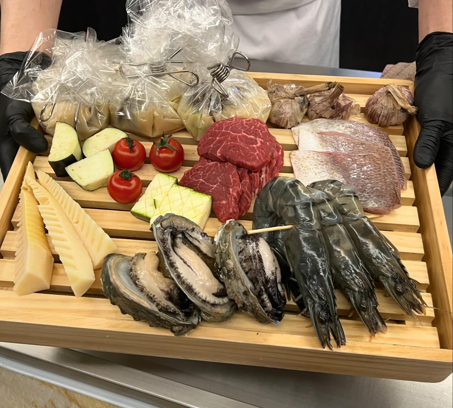 철판에서 맛있는 요리들이 🫶🏻 주말런치에 방문했는데 넘나 만족쓰💕
암염으로 찐 전복 녹아서 사라지고 🫧
레터링두 해주시고 기념일이라고 미리 예약했더니 홀케이크두 주셨다!
런치인데 와인 2병 & 아사히 맥쥬까지 똑!딱!!!!

해피데이였다❤️ 2번째 사진 왜 안나오냐..

#테판야끼 #더리버사이드호텔 #더리버사이드 #신사역 #신사역맛집 #신사역기념일 #데이트 #데이트코스 #먹스타그램 #카와베테판야끼 #추천 #와인추천