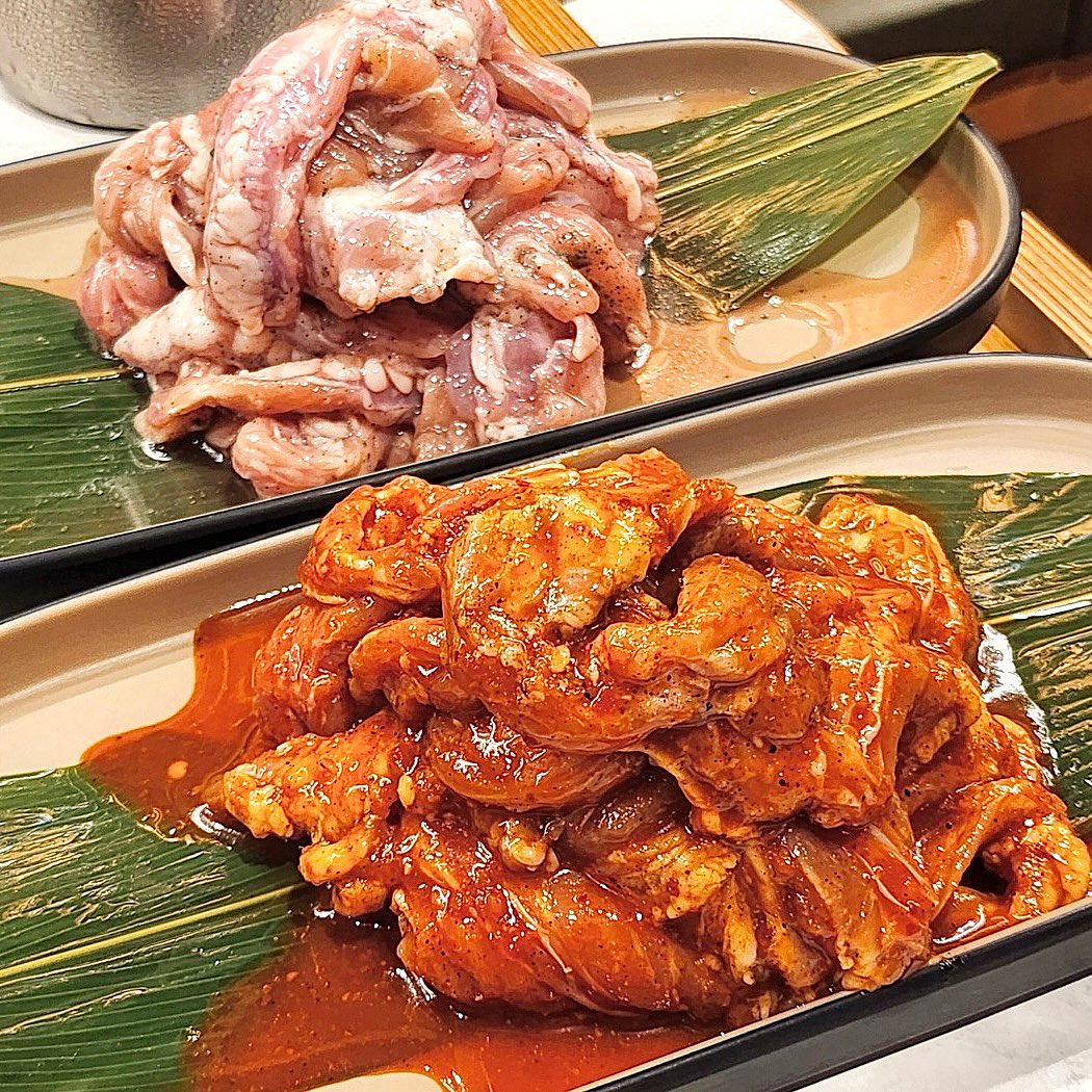세상 쫄깃한 닭목살 드셔보실래요?
저녁엔 돼지고기 대신 팔각도에서 숯불닭갈비!

언니 추천으로 간 팔각도🤤세상 맛있네요
숯불닭갈비도 유명하지만 몇점 안나오는 닭목살은 더더욱 맛있는 곳입니다✨

#대전둔산타임월드 근처에 있는 #팔각도 는 이비자 건너편에 위치해 있어요. 술 한잔 하면서 먹기도 좋은 곳입니다.

야들야들한 숯불 닭갈비! 다양한 소스에 찍어먹기도 좋구요. 잘 구운 김과 얹어먹기도 좋아요.

튤립닭발은 매콤한데 날치알마요네즈 소스랑 찍어먹으면 매콤한게 살짝 가시면서 쫄깃한 닭발이 너무 맛있어요🤤닭발 좋아하시는 분들에게 완전 추천하는 메뉴입니다.

닭목살은 간장, 고추장맛이 있는데 둘다 맛있어요! 닭갈비보다 쫄깃하고 고소합니다. 숯불로 구워 향도 미쳤다는🤤

저녁에 돼지고기 말고 닭구이 어떠세요!?

🌱숯불 닭갈비 (간장, 1인 11,900원)
🌱튤립닭발 (15,000원)
🌱닭목살 (간장/고추장, 1인 13,000원)

✅팔각도 대전둔산타임월드점
🔹위치: 대전 서구 대덕대로185번길 14 1층
🔹영업시간: 16:00 - 익일 02:00 라스트 오더 01:00
🔹전화번호: 0507-1347-7932

#팔각도대전둔산타임월드 #대전팔각도 #대전닭갈비 #둔산동닭갈비 #둔산동맛집 #둔산동술집 #대전술집 #대전회식 #대전맛집추천 #둔산동맛집추천 #먹스타그램 #맞팔 #먹팔 #먹팔해요 #먹스타맞팔 #먹팔맞팔 #muk
