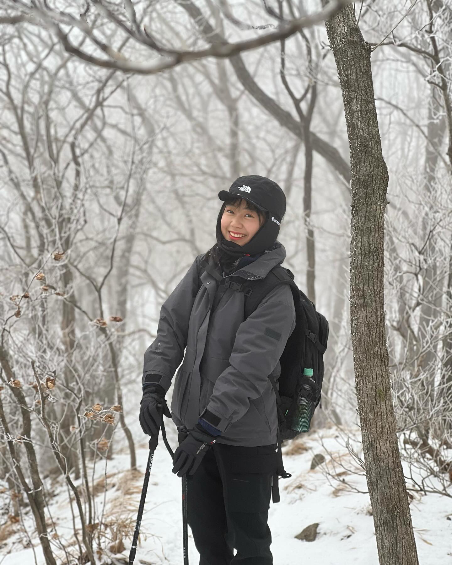 등산계정에만 산 올리다가 생애 처음 가본 설산이니까 따로 기록해두기🫶🏻 
10월에 9번, 11월에 8번, 12월엔 몇번이나 갈지 궁금해지는 내 등산,, 꿈꾸는 듯 했던, 눈 가득한 #치악산 
아이젠이랑 스패츠 처음 껴봐서 허둥지둥🫨 이제 어디든 갈수있다!! 설산 너무 춥긴했는데 너무너무 좋아서 또가야겠다,,,💖 산쟁이를 홀려버린 치악산 설산 미쳐버려유,,
.
.
.
.
#치악산 #치악산국립공원 #치악산비로봉 #설산 #겨울등산 #설산등반