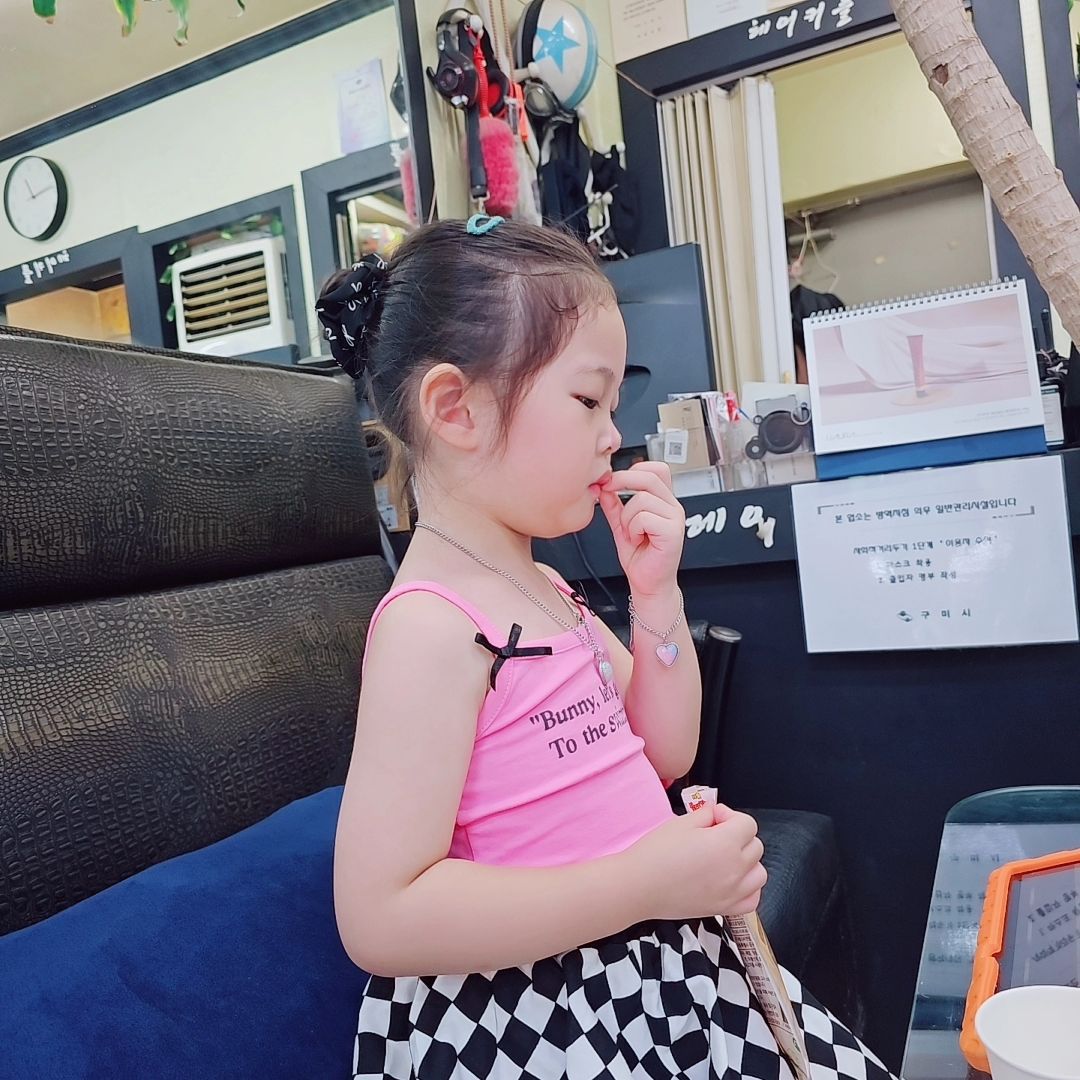 그녀의 일상은... 집앞 미용실 놀러가깈ㅋㅋㅋㅋㅋㅋ
 
할미 할비 이모 머리 하는거 구경간 나린이는
오징어 씹어먹으며 기다렸다는 🤣
그러고는 먼저 끝난 할미 할비와 군것질 하러 떠난거 안비밀