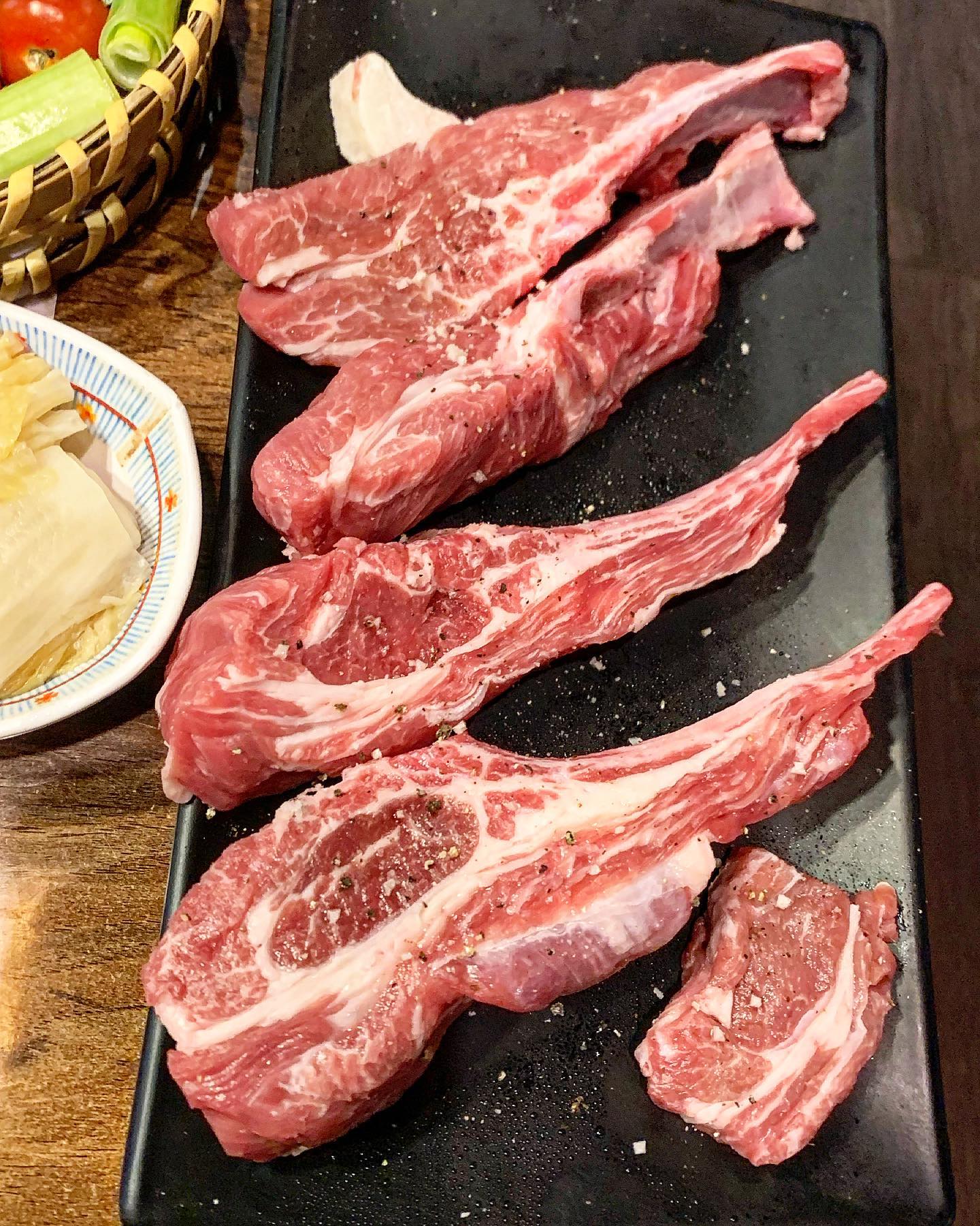 #협찬 📍#징기스 대봉점

양갈비 먹으러는 여기만 가요..@
양 특유의 잡내가 나지 않아서 
소고기와 다름없는 맛🥰

첫고기는 녹차소금에 찍어먹고 
그다음엔 함께 주시는 난에 올리브, 소스, 방울토마토, 기호에 따라 야채도 함께 넣고 싸먹으면 너무 맛있어요🤣

질기지 않고 부들부들 육즙 가득해서 양고기 입문하시는분들에게도 안성맞춤인 곳일듯 해요 ㅎㅎ 

다먹어갈때쯤 된장찌개 주문하시면 갈비대 부분도 함께 넣고 끓여주시니 진한 국물에 밥도둑이 따로없는..

직원분들이 직접 구워주셔서 더 좋아요👍 평일인데도 사람 가득가득 맛도 서비스도 최고였던 대봉동 징기스, 회식이나 모임장소로 추천드려요!! 

#대봉동양고기 #대구중구양고기 #대구양고기 #대구중구양고기 #대봉동양고기 #대구양갈비맛집 #고기집 #양고기 #양갈비