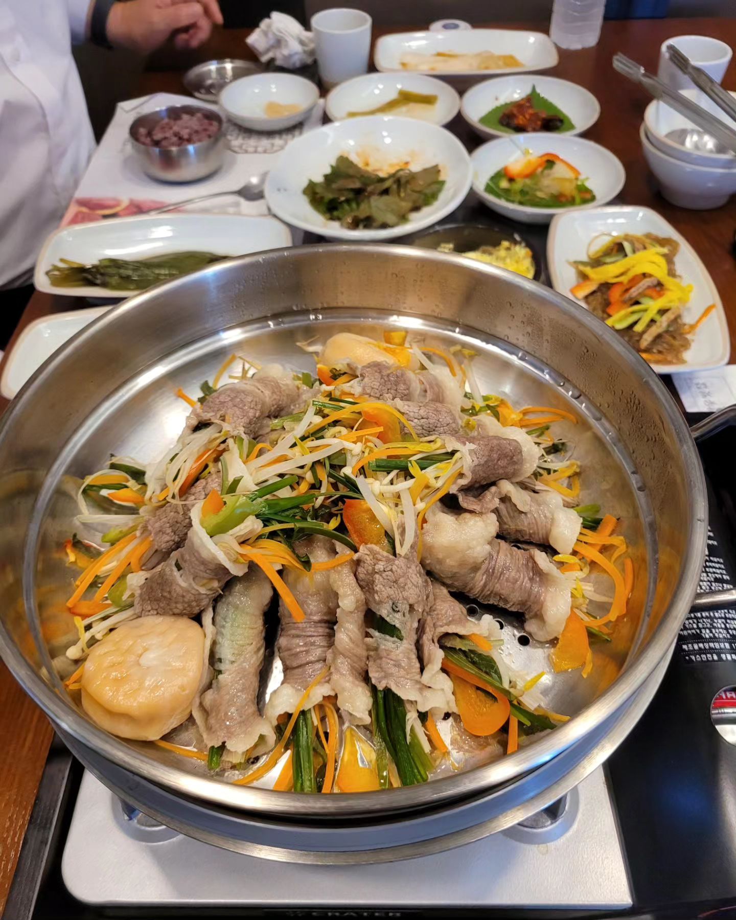 #협찬 #여수지노한우노블 #지노한우노블 #차돌야채불고기말이 #한우해물된찌 

#제니쌤 은 
#여수한우맛집 #여수소고기맛집 #여수학동맛집 여수점심 특선맛집 
여수[지노한우노블] 와서 
불고기 차돌 야채불고기말이 한상 & 한우 해물 된장찌개 먹어봤어요. 🥄 

깔끔하고 맛있는 행복한 한상 점심 특선 잘먹었습니다! 

차돌 🥓 야채 불고기 말이 야채듬뿍 들어있어
정성껏 말아져 소스에 콕 찍어 먹으면 없던 입맛도 살아나요 

한우 해물된찌 새우 두부 꽃게 들어가
구수하고 맛이 일품입니다. 

5성급 행복한 한상
Lunch Special Set
점심특선 

각종 단체룸이 완비되어 있어
모임하며 식사하기 좋아요 ~♡ 

모든한상차림 공기밥 무한제공
디저트 🍨 푸딩 제공되요!! 

맛있는 디저트 푸딩까지 센스만점 이에요. 

직원분들도 너무 친절하시고 상냥하셔서 기분좋은 식사 했습니다. 

다음번엔 가족들과함께 소중한 지인들과함께 방문 할게요 ~ 

오늘도 인생을 맛있게 🎶🎵
건행하세요 🍀🙋‍♀️
.
.
#여수현지인맛집추천 
#여수데이트 
#여수여행코스
#여수맛집 
#여수맛집추천 
#여수맛집탐방 
#여수맛집투어 
#yummy  #jmt
#먹부림 #여수핫플
#먹는데진심인편