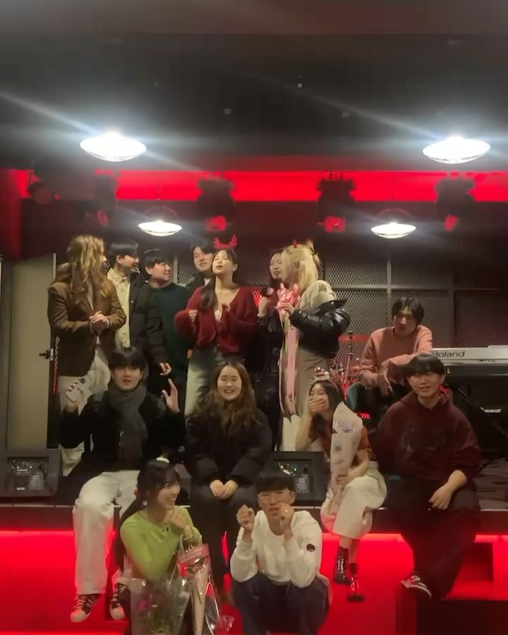정산 완료😋
다사다난하고 험난하고 고단했지만 잘 마무리돼서 후련해요~~~
맘고생 정말 많이한 대장들과 좋은 노래 불러준 사랑스런 싱송들 연주 너무 잘해준 기악들 한 명도 빠짐없이 다 너무 수고했습니다
보러와주신 분들도 너무 감사하고 스탭&엔지니어 동기들도 감사합니다😍
따랑해여~~~~
