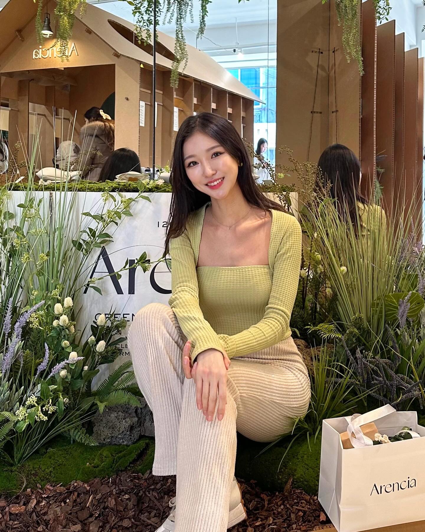🌿 한국 유일한 아르티장 비건 뷰티, arenciaofficial #아렌시아 의 #종이의집 성수 팝업스토어에 다녀왔어요 :) 

📜 아렌시아 종이의 집은 
“모든 뷰티는 순환되며, 모든 뷰티는 자연과 공생할 수 있으며, 모든 뷰티는 지구의 모든 생명에게 무해할 수 있다.”
라는 아렌시아가 추구하는 가장 근본적인 메세지를 담고 있었는데요!

🪵 처음부터 끝까지 무해하게 제작된 아렌시아 종이의 집에서는 제품 구매보다 아렌시아의 가치관을 경험하실 수 있는 공간으로 꾸며져 있었어요 🥰

아렌시아 성수 팝업스토어 방문해 무해함을 마음껏 경험하고 즐겨보세요 🤎

📍서울특별시 성동구 연무장길 13

#팝업스토어 #팝업 #비건뷰티 #성수 #성수동