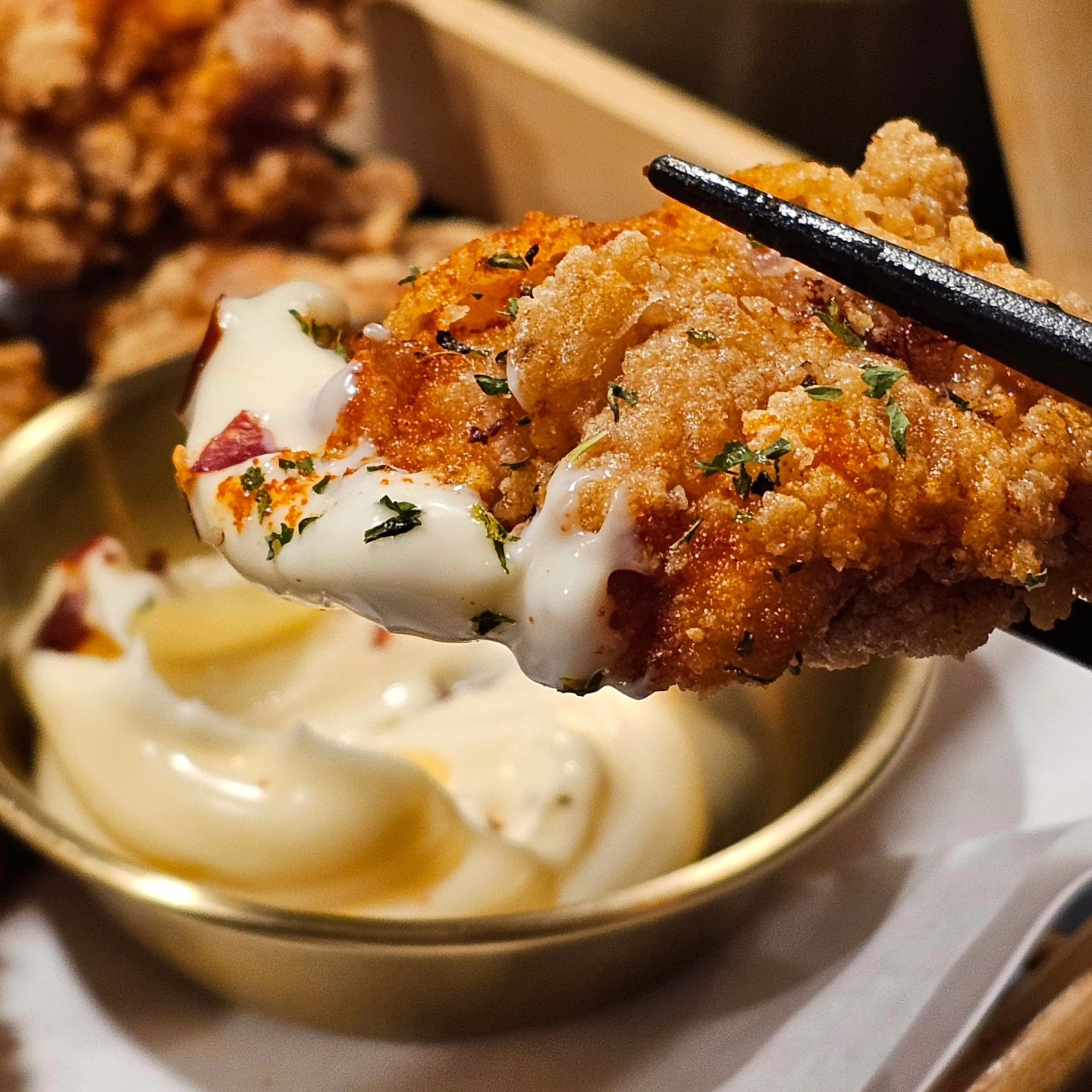 #협찬
어반브릭스 맛집 수평선 🍜 
일본식 라멘부터 이자카야 메뉴도 다양하고
제품이 아닌 수제로 직접 만들어 조리해요

시오라멘, 교카이라멘 먹었는데 양도 많은 편이고
자가제면으로 면발이 꼬들 탱글 쫄깃해서 식감도 좋아요 👍 
특히 튀김옷부터 다른 가라아게는 너무 맛있어서 또 생각날듯🧡

👫 가게 분위기도 좋아서 맛집 데이트 장소로도 추천! 

🎈 수평선
✔️ 경남 창원시 의창구 중동 중앙로 47 3027호
✔️ 영업시간 04:30~02:00
✔️ 매주 화요일 휴무
☎️ 0507-1392-2446

#어반브릭스맛집 #중동맛집 #라멘맛집 #수평선 #리뷰노트 #창원맛집 #중동이자카야 #창원수평선