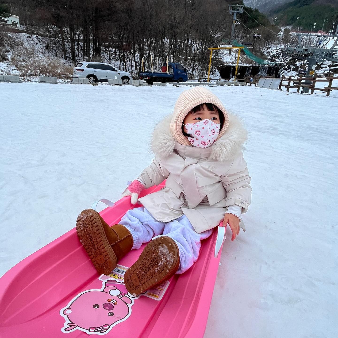 2023년 마지막:) 
#무주 여행 🫶🏻 
눈 펑펑 내리는 날, 
눈썰매도 태워주고
눈사람 만들어주고 싶었는데 
#성공 ❤️ 
크느라, 키우느라 고생했다 우리가족❤️ 
내년엔 ㄷㅓ 행복하자❤️❤️❤️
#내년엔쪽쪽이도함께 🫶🏻