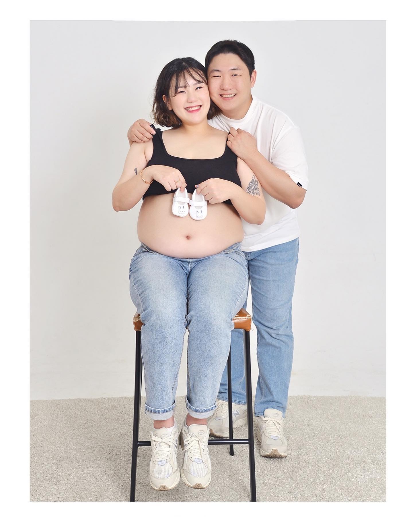 부끄럽지만, 내가 언제 이르케 배까고 찍어보겟어 낄낄🫣
그나저나 우리 쀼 너무 닮아가네 .. ˀ̣ 웃는 얼굴 왜케 똑같지 ˀ̣ 
바니가 누구 닮앗을 지 쩰루 궁금ㅎㅑ ᰔᩚ

#셀프만삭 #셀프만삭사진 #만삭사진촬영 #셀프만삭촬영 
#만삭촬영소품 #풍선꽃다발 #꽃풍선 
#임신기록 #임신사진기록 #만삭임산부 #만삭기록사진