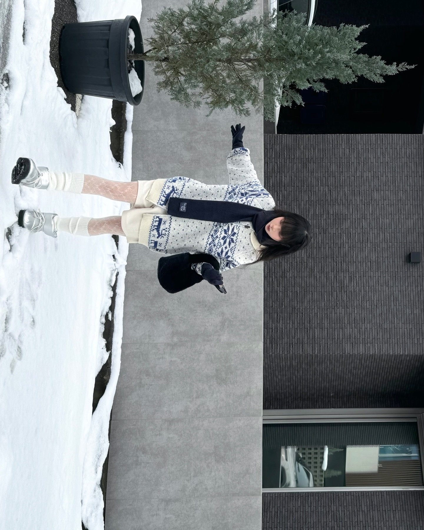 ❄ 겨울에 코디하는 게 제일 재밌달까,, 
૮꒰ ⸝⸝´ ˘ ` ⸝⸝꒱ა

오늘은 아래 세 가지 아이템으로 데일리 룩을 완성했어요 :)
#협찬제품 

1️⃣ 23.65 
[ 벤트1 패딩부츠 (메탈실버) ]
유니크한 메탈 실버 컬러와 보온성을 더한 털 보아 안감이 눈 덮인 길에서도 완벽한 착화감을 선사해요. 
접지력이 우수한 아웃솔로 안정감까지 더한 제품...🤍 실물 디자인이 너무 예뻐서 정말 마음에 들었던 제품이랍니다 🫶🏻

2️⃣ oddstudio_official 
[ VERYCLOSE KNIT MUFFLER GLOVES SET (네이비) ]
머플러와 장갑 세트로 따뜻하면서도 세련된 포인트를 더해줬어요. 네이비 컬러가 어떤 룩에도 조화롭게 어울린답니다 🧤🧣

3️⃣ lafudgestore 
[ WOOL SNOW FLOWER ZIP-UP KNIT ]
자카드 눈꽃 패턴과 클래식한 디자인으로 단독으로도 이너웨어로도 활용 가능해요. ❄️
고급 울 소재로 따뜻함은 물론, 편안함까지 잡은 겨울 필수템입니다. 
.
.
.
#머플러코디 #woolknit #knitswatch #겨울코디추천 #겨울패션 #트렌디룩 #겨울필수템 #부츠코디 #장갑추천 #패딩부츠