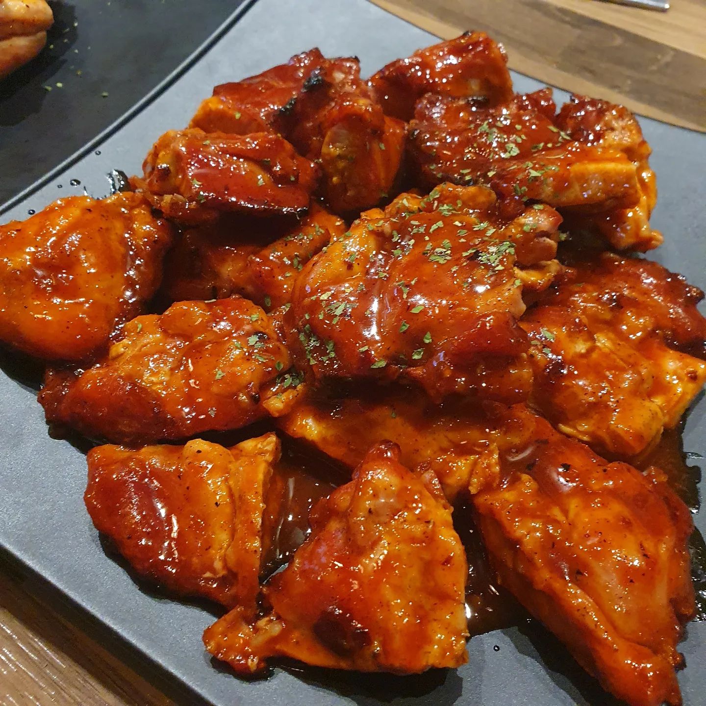 #협찬

오늘 저녁은 담백한 구운 치킨이 댕겨서
가마꿉 당하점으로 출동했어요!!😉

가마에 꾸운 가마꿉 치킨, 느끼하지 않고
담백하면서 간도 딱 맞아서 넘넘 맛나더라구요!!!

저흰 오리지널 뼈와, 양념 순살, 그리고 국물떡볶이를 주문했는데요❤️

국물떡볶이가 제일 먼저 나왔는데
떡볶이 러버인 첫째는 여기 떡볶이 맛집이냐며
넘 맛있게 먹더라구요!!
특히 여기 소스도 넘 맛나고, 떡이 누들떡이라 넘 신기하기도 하고 식감도 좋고 쫀득했지요🤩🤩🤩

곧이어 나온 치킨 두마리는 말뭐말뭐!
남표니는 튀긴 닭보다 특이 이렇게 꾸운 닭을 좋아하는 지라
역시 닭은 구운게 맛있다며 엄지척하더라구요!!

순살양념은 매콤달콤 쏘스가 일품이었는데
아이들도 좀 맵지만 맛있다며 계속 먹더군요♥️
역시 구운 치킨은 언제나 진리입니다!!!

차만 아니었다면 맥주가 넘나 땡기는 비쥬얼이라
참느라 혼났네요 ㅎㅎ

일하시는 분들도 모두다 친절하시고 인테리어도 깔끔해 맘에 들었어요!!

특히 기본으로 나오는 저 과자가 다른 곳과 조금 달리 달콤한 과자라 리필해 먹었네요 진짜 짱맛!!!

다음에 구운 닭 생각날 땐 여기로 와야겠어욥🤩🤩🤩
울님들도 여기 추천드립니다👍👍👍

굿밤 되셔요!^^💛🧡🥰

위치 : 인천 서구 청마로167번안길 15, 가마꿉 당하점

#인천맛집 #검단맛집 #당하동맛집 #완정역맛집 #검단신도시맛집 #가마꿉당하점 #인천서구맛집 #검단사거리맛집 #인천 치킨#치킨 #검단술집 #치킨맛집 #치킨추천 #맛집추천 #맛집#먹팔#맞팔#치킨스타그램