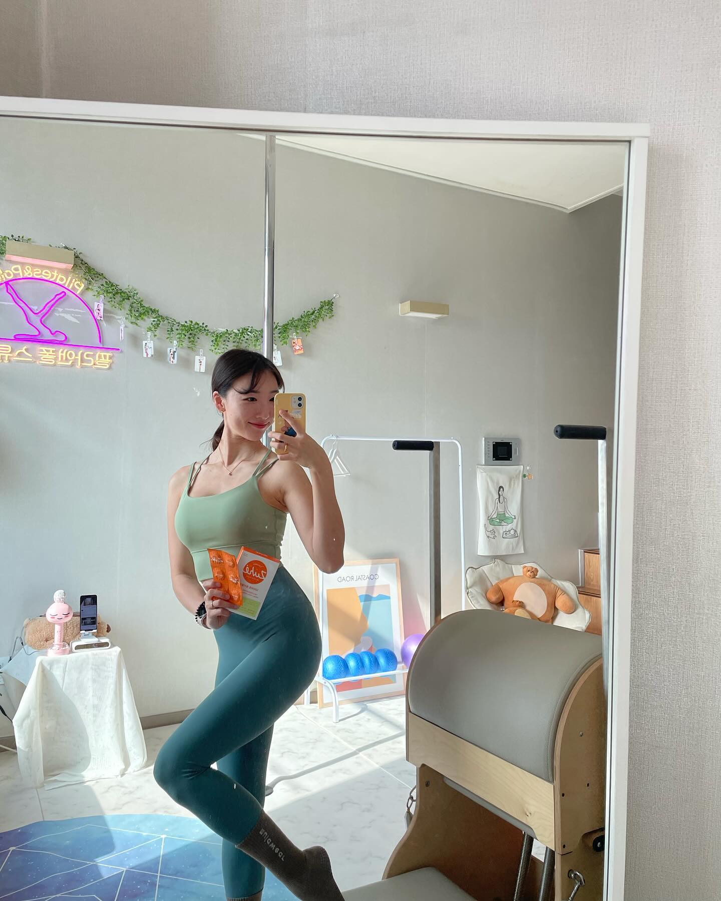 #협찬 받았지만 내가 좋아하는 자몽 오렌지 맛으로
상큼하고 달달한 쥬히!! 개별 포장으로 간단하게 들고 다닐 수 있어서 오늘 회원님들께 챙겨드렸당 ㅎㅎ 오독오독 물 없이 편하게 씹거나 녹여 먹을 수 있고 장소 상관없이 언제 어디서든 먹을 수 있는 매력적인 잇 아이템 🍊🧡

 #쥬히 #ZUHI #츄어블다이어트 
#다이어트츄어블 #가르시니아츄어블