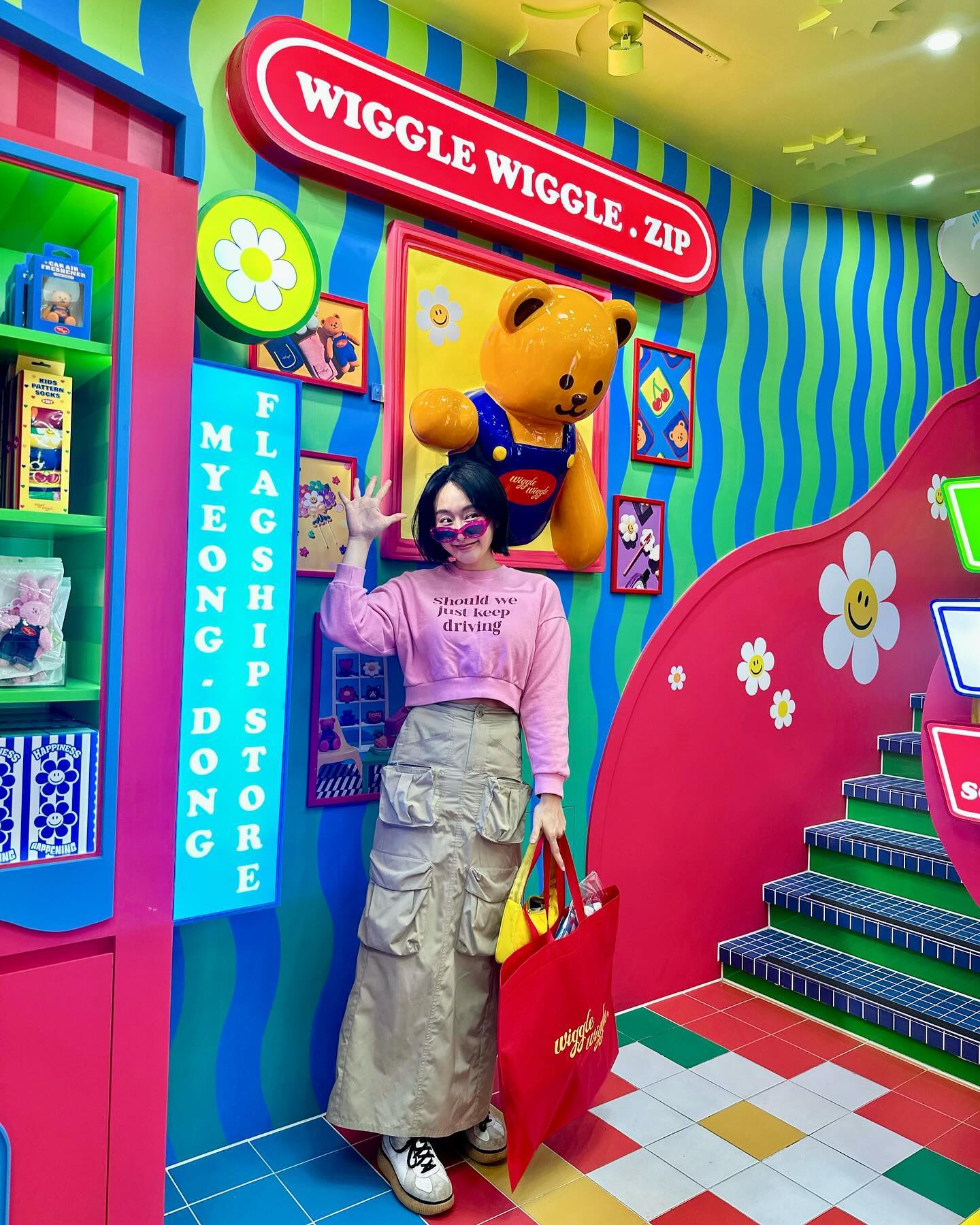 여기는 무조건 꼭 가야해! wigglewiggle.zip
#위글위글집 이곳은 #명동 입니다💛🍭
외국인관광객들이 요즘 절대 지나치지 않는다는 이곳! 요즘은 MZ들도 정말 많다쥬🥹💛
그런 명동 한복판에 위글위글이 상륙했다는 소식에 #위글위글매니아 인 제가 빠질 수 없죠!
집에 온통 위글위글 한가득인 저! 
1층부터 4층옥상까지 그냥 못지나칠 포토존도들이 정말 많고 증말 안살 수 없는 아이템 한가득이라 구경하느라 몇시간 놀았다니꺄요!
‘이건 사야해’가 왜자꾸 나오냐고 ㅋㅋㅋㅋ 결국 마지막에 나올땐 양손 가득하게 나왔다구오 
역시 귀여운 게 최고야🍭🧸

#위글위글 #위글위글집 #위글위글집명동 
#wigglewiggle  #명동데이트 #명동핫플
#명동핫플레이스 #서울가볼만한곳 #서울핫플레이스 #서울핫플 #서울데이트코스 #일상 #팝업 #팝업행사