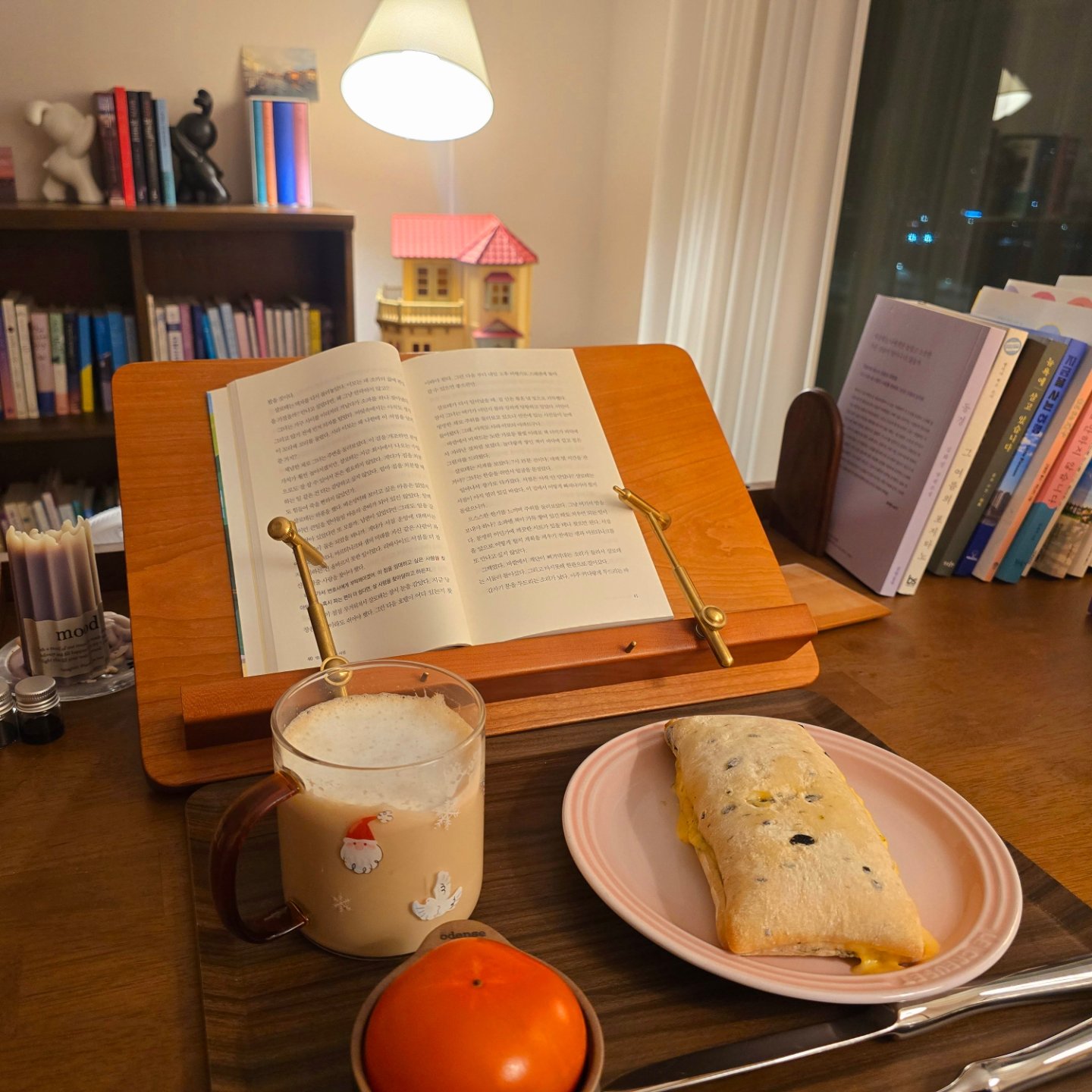 🤎𝓵𝓮𝓽𝓽𝓮𝓻𝓼 𝓶𝓸𝓸𝓭

며칠 전 우연히 마주한 새벽의 서재는 굉장히 고요했고, 책을 듬-뿍 느낄 수 있었다. 
다시 한번 그 시간을 누리고 싶어 어젯밤부터 이순간을 굉장히 기다렸다. 
좋아하는 간식 왕창 차려두고, 재미있게 읽고 있었던 책과 함께 하는 시간.
새벽 2시와 6시는 꽤 분위기가 달랐다.
창밖에 있는 누군가는 굉장히 바쁘게 어디를 달려가고 있었다. 오늘 하루는 모두가 안녕하길 :)