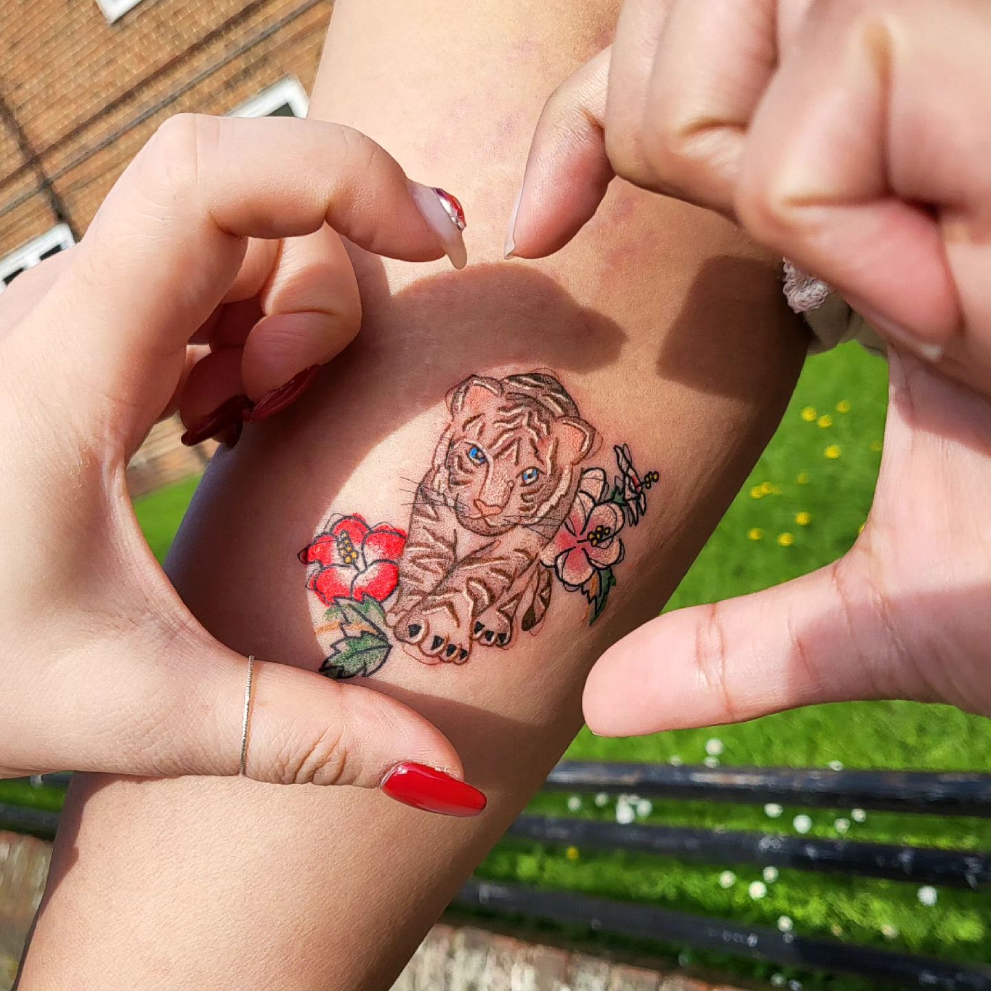 Baby Tiger and Hibiscus 🌺 🐯 🤍
.
.
🇯🇵< 福岡 & 東京 >6月 予約可能
Fukuoka & Tokyo 
ㄴDM 24H✨️
.
.
.
#babytigertattoo #tigertattoo #hibiscustattoo #flowertigertattoo #아기호랑이타투 #원주타투 #영등포구청타투 #원주컬러타투 #제천타투 #충주타투 #카드결제타투 #원주카드결제타투 #원주타투수강 #福岡タトゥー #東京タトゥー #福岡タトゥースタジオ #東京タトゥーイスト