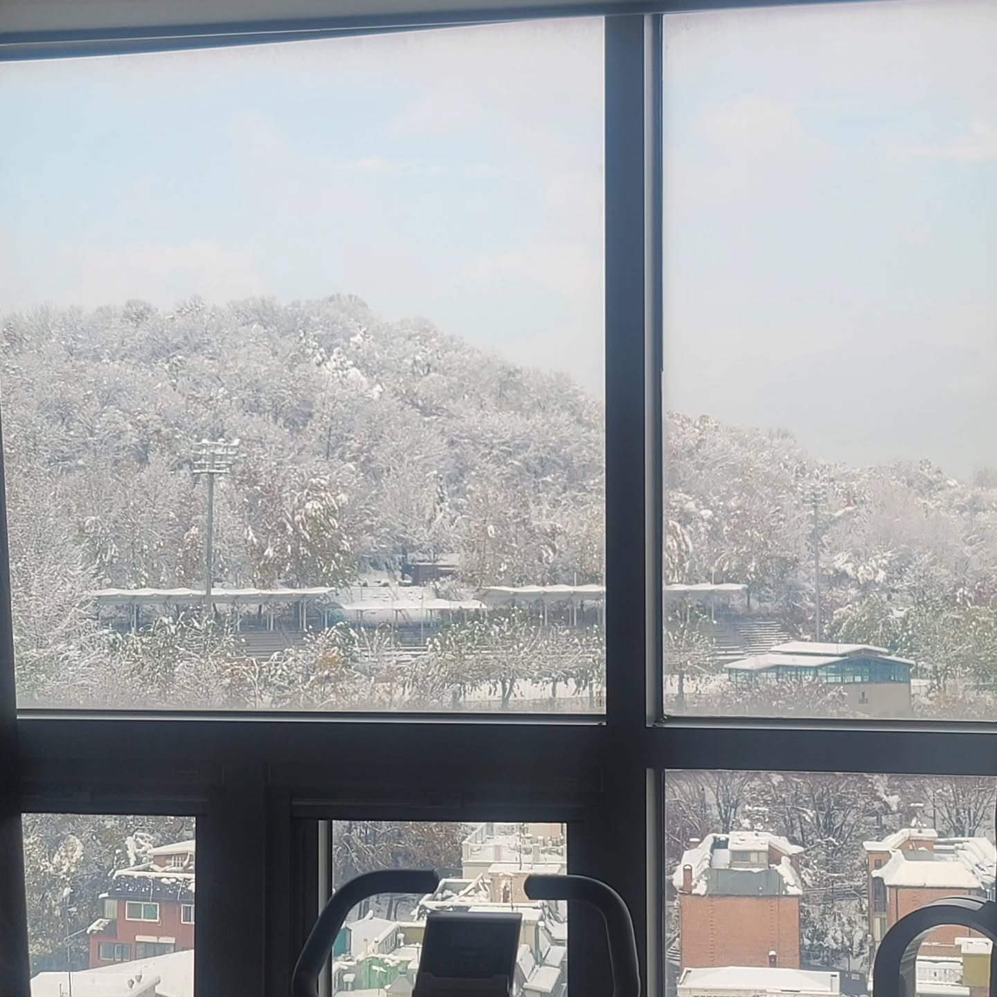 #집운동뷰 #실화냐😂 #ㅋㅋㅋㅋㅋ #산타마을인줄 #2024년첫눈❄️ #집뷰🏠 #산뷰⛰️ #눈뷰☃️ #하늘색깔은어쩔 #파스텔하늘🩵