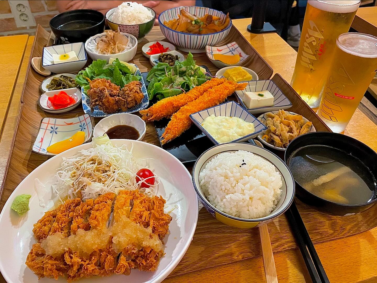 #협찬
‘파파노다이닝’ 마곡나루
일본 가정식 식당 & 홈자카야 찐 유명 맛집

마곡나루에 처음 이사왔을때,
여자친구와 맛집을 찾던중 방문하고 가끔씩 생각이나 방문했던 곳인데
협찬의 기회가 되어 재재방문 🥰

이전 방문에는 이곳의 대표 메뉴들인 사케동과 삼겹살 스파게티, 가라아케 정식을 먹었는데
모두 맛났던 기억이 있어 이번에는 새로운 메뉴인 치킨가츠와 니꾸쟈가 매운 맛으로 주문!
니꾸쟈가는 고독한 미식가에 나온 메뉴라고 한다 😮

그리고 날도 더우니 시원하게 반주하기 위해 아사히 생맥 두잔과
생맥에는 빠질수 없는 가라아게와 새우튀김도 주문

🍳 치킨카츠는 빵가루로 튀긴 닭다리살에 전용 간무쯔유를 얹어 드리는 요리로 튀김옷은 바삭 닭다리살은 세상 부드럽고 소스가 간무쯔유가 얹어져 와사비를 올려먹으면 특이하면서도 고급스럽게 너무 맛난다
🍳 소고기,감자를 양파와 함께 간장소스와 고추가루로 매콤하게 끓인 요리로 야채와 고기를 먹으면 밥이 사라지는 밥도둑 정말 밥은 리필 할 수 밖에 없게 만드는 마술
🍳 양념된 닭다리살을 전분으로 바삭하게 튀긴 요리인 가라아게 간이 적절하게 되어 너무너무 맛나고 바삭바삭해서 식감도 최고! 그리고 왕왕 큰 새우로 튀긴 바삭한 새우튀김은 말해모해

정식과 함께 나온 계란말이와 샐러드 그리고 연두부도 너무너무 맛났는데
정식 주문시 밥과 국 반찬은 리필이 가능하다!

여기에 엔젤링 청량감 넘치는 시원한 아사히 한잔 걸치니 극락극락!
메뉴가 너무 맛나 여자친구와 맛나고 배터지게 반주 😍

요번달부터 저녁에는 간단한 안주 메뉴와 함께 
모든 메뉴를 정식이 아닌 안주로 저렴하게 판매하며
사케&아사히 생맥과 소주도 있으니 마곡나루에서 한잔 하실분 참고하세요 🙂

<메뉴>
치킨카츠 정식 : ₩ 14,000
니꾸쟈가 정식 : ₩ 13,000
미니 가라아게 3피스 + 왕새우튀김 2피스 : ₩ 10,000
아사히 생맥(425/280 ml) : ₩ 8,000/5,000

<장소>
서울 강서구 마곡서로 170 (마곡동, 마곡시티오피스텔) 103호 파파노다이닝

#마곡나루일본가정식 #서울식물원일본가정식 #엘지아트센터일본가정식 #마곡나루맛집 #마곡맛집 #마곡술집 #마곡나루술집 #마곡나루역맛집 #마곡나루역술집 #강서맛집 #강서구맛집 #서울식물원맛집 #김포공항맛집 #리뷰노트