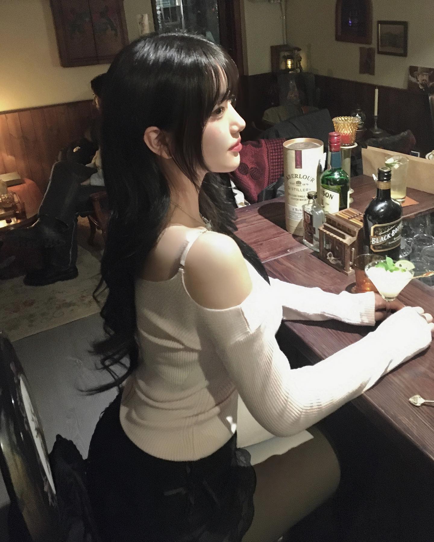 머리가 많이 길었고 싫어했던 술을 조금이나마 즐길 수 있게 되었고 웃는 일이 많아졌고 .. 요즘의 고요와 평온이 소중해