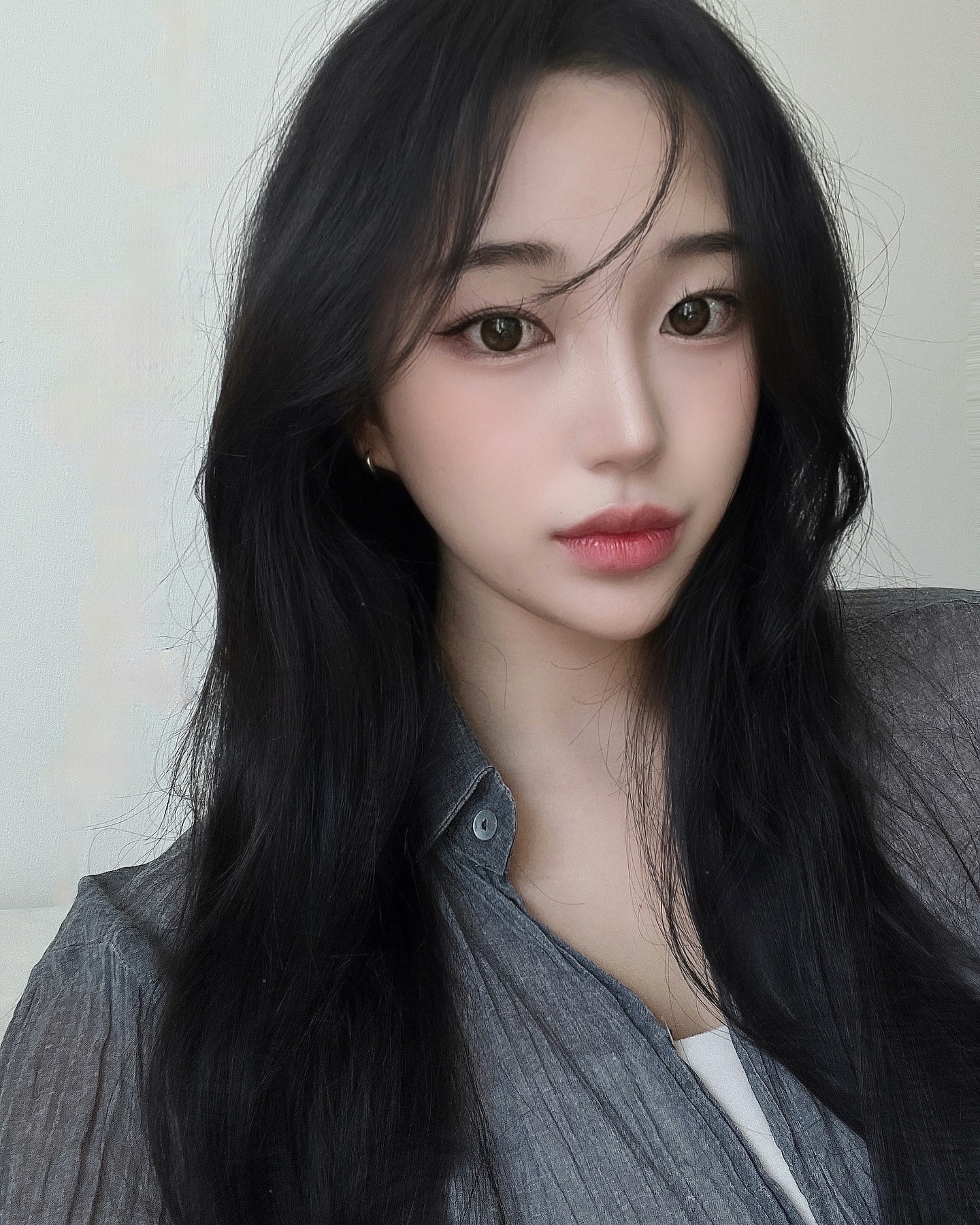 #협찬 나 요즘 속눈썹 맘에들어..🫶🏻

andear.official oliveyoung_official 

속눈썹 짱 긴 편이라 펌 후에,
파마약에 상한 속눈썹 여기저기 x자로 꼬이고 난리나는데
요거 사용한 후부터는 그럴 일이 없다 🖤

빠르게 장점 훑어보자면 
<앤디얼 아이래쉬 부스터 앰플 어드밴스드>

✔️건강한 모근 케어를 위한 5종 고함량 펩타이드 함유
✔️저자극 특허 성분 DERMA-Clera 등 자극완화 2종
성분으로 순한 사용감
✔️핵심 성분 배합과 녹차추출물 함유로 건강한 속눈썹 관리
✔️속눈썹 사이사이 빈틈없이 케어해 주는 부드럽고 탄성 있는
섬세한 브러쉬 어플리케이터
✔️속눈썹 연장 등 시술 후에도 부담없이 사용할 수 있는 유분기 없는 워터베이스
✔️건강한 눈물과 유사한 중성의 pH7.0

<앤디얼 무드 메이크 마스카라 볼륨 앤 컬>

✔️롱 래쉬, 볼륨, 컬이 한 번에 가능한 3in1 마스카라
✔️너무 진한 블랙 컬러가 아닌 동양인에게 잘 어울리는 애쉬 블랙 컬러
✔️뭉침, 번짐, 가루 떨어짐이 가벼운 없는 마스카라
✔️물과 기름엔 강하고 아이리무버로 쉽게 지워지는 스마트프루프 마스카라
✔️숨어 있는 속눈썹까지 풍성하고 길게 해주는 커브형 브러쉬

속눈썹 케어 걱정이시라면 앤디얼 추천드려요🤍

.
.
.

#올리브영추천템 #올리브영속눈썹영양제 #올리브영마스카라 #올리브영앤디얼 #앤디얼 #올리브영세일템 #속눈썹영양제추천 #마스카라추천 #올리브영세일 #셀스타그램 #뷰티템 #아이메이크업 #셀카 #데일리메이크업 #관리하는여자