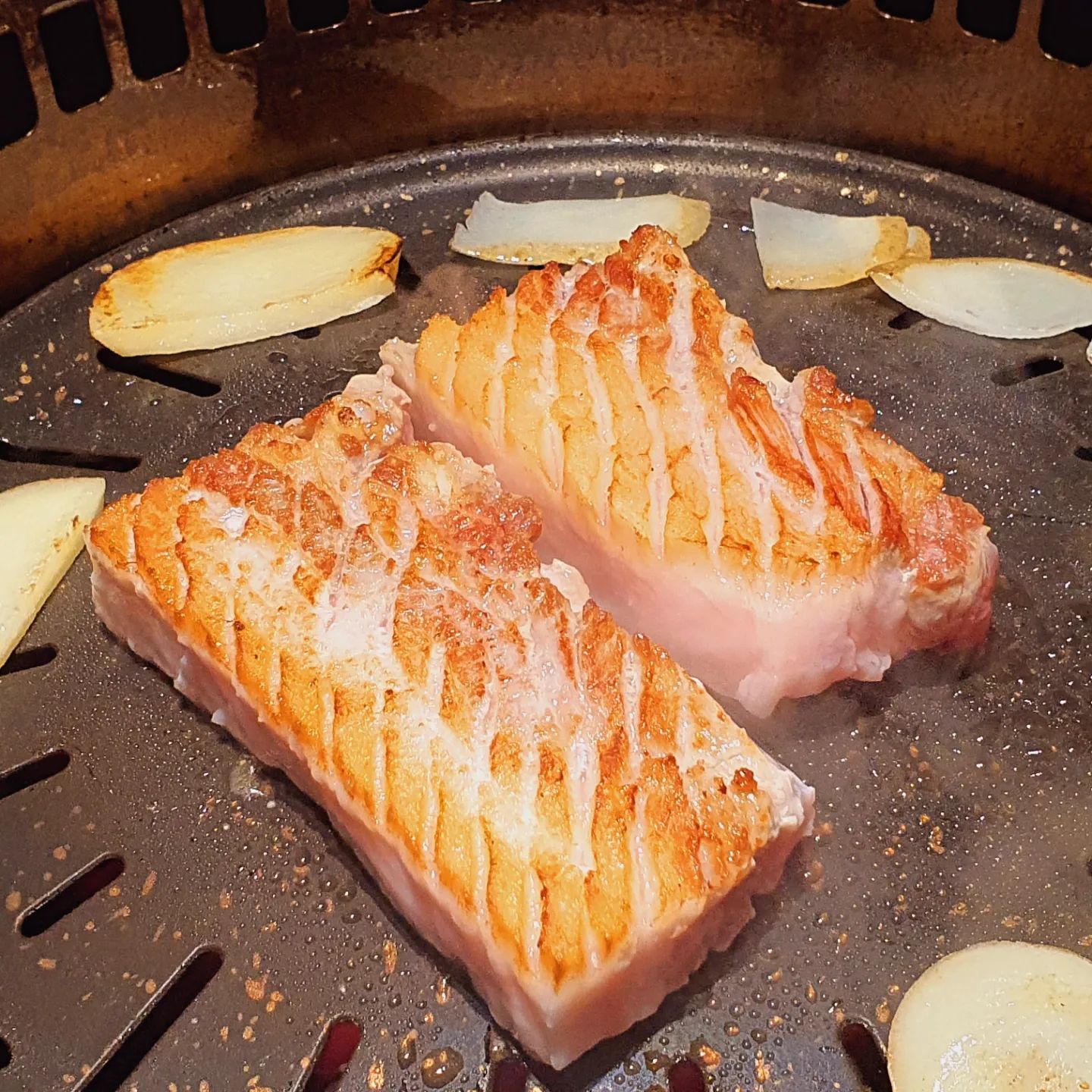 역삼맛집 두껍삼에서 잘 숙성된 맛있는 삼겹살과 항정살로 저녁을 먹었어요🥰
두툼한 고기를 직원분들이 온도 체크해가며 빠르게 구워주셔서 손 댈 필요 없이 편안히 맛난 고기를 먹었어요!
노릇노릇 삼겹살에 소주 한잔 하니 피로가 싹 풀리는 기분😍😊😊
환기 시스템이 잘 되어있어서 연기도 안나서 옷에 냄새도 안 배더라구용ㅎㅎ
안에 자리도 많고 룸도 있어서 강남이나 역삼에서 가족모임이나 회식하기 좋을듯!
토욜에 갔는데 주차공간도 넓어서 주말에도 넉넉하고 편하더라구요ㅎㅎ

#협찬 #강남단체회식 #역삼역맛집 #역삼회식장소 #역삼역삼겹살 #역삼역고기집 #역삼역회식 #역삼회식
