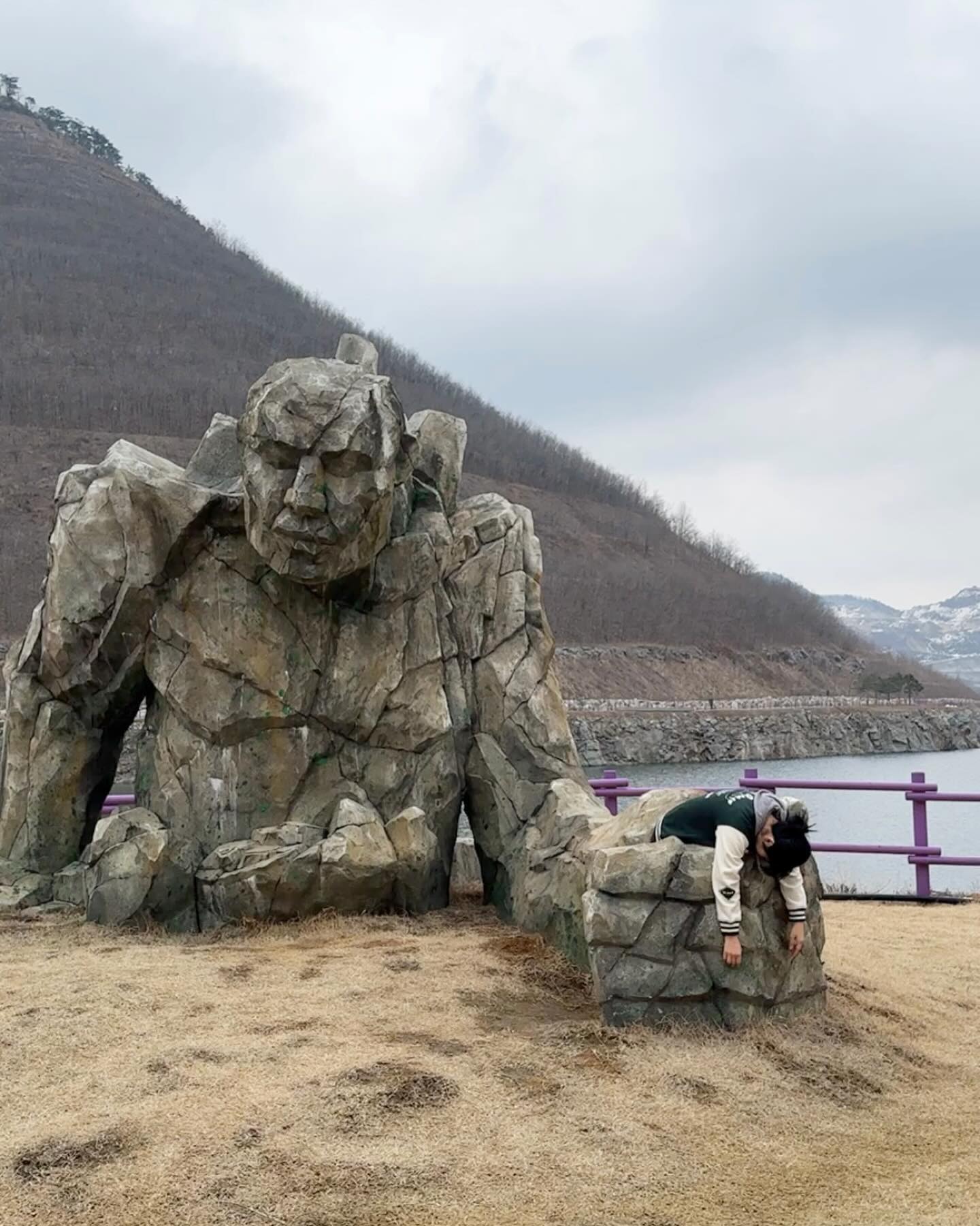 #제작지원 #강원웰니스 #무릉별유천지
진심 댕재밌어,!!
저 왜 이제서야 첨 가본거죠.?

스카이글라이더, 루지 등 스팩타클한 익사이팅 체험은 물론 
에메랄드 빛 호수와 높게 솟은 산 전망까지 아름다운 자연 광경으로 기분도 좋아지는 곳이에요
40년간 채광작업을 하던 쇄석장의 변신이 놀라울 따름, 히힛
신나는 거 재밌는 거 마음의 여유를 즐길 수 있는거 좋아하는 저에게는 완전 딱맞춤 강원 웰니스여행지 무릉별유천지 입니다,

4층카페에서 시그니처메뉴인 시멘트 아이스크림도 꼭 드셔보세요 맛있어요,

곧 있음 보라보라한 라벤더 정원까지 꽃피울 예정이라 또 찾을 꼬에요,,!!
가족, 친구, 연인 누구와 함께와도 재미보장합니다,, 

🗓운영시간 : 10시~17시30분
🗒매표시간 : 10시~16시30분
✔️매주월요일 휴관(공휴일이 월요일인경우 다음날 휴관)
🏷입장요금 : 성인 6000원(성수기), 4000원(비수기)
📍강원 동해시 이기로 97 무릉별유천지 제2주차장

#무릉별유천지 #무릉별 #동해여행 #뷰맛집 #알파인코스터 #루지 #집라인 #스카이글라이더 #익사이팅