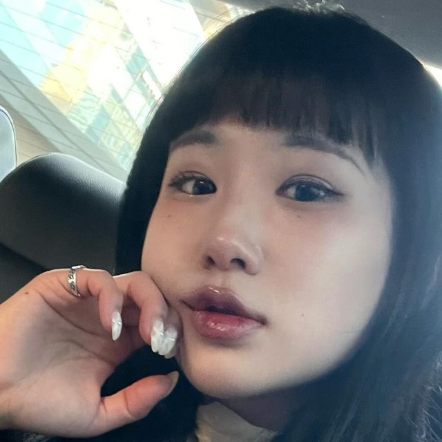 지우 ジウ on Instagram: "비바브라운의 아이보리 레더자켓과 함께한 홍대 나들이🍥 오늘 날씨에도 전혀 춥지 않아서 저는 요 자켓만 입구 쫑쫑 돌아댕겼지요오🤍 소프트한 터치감과 은은한