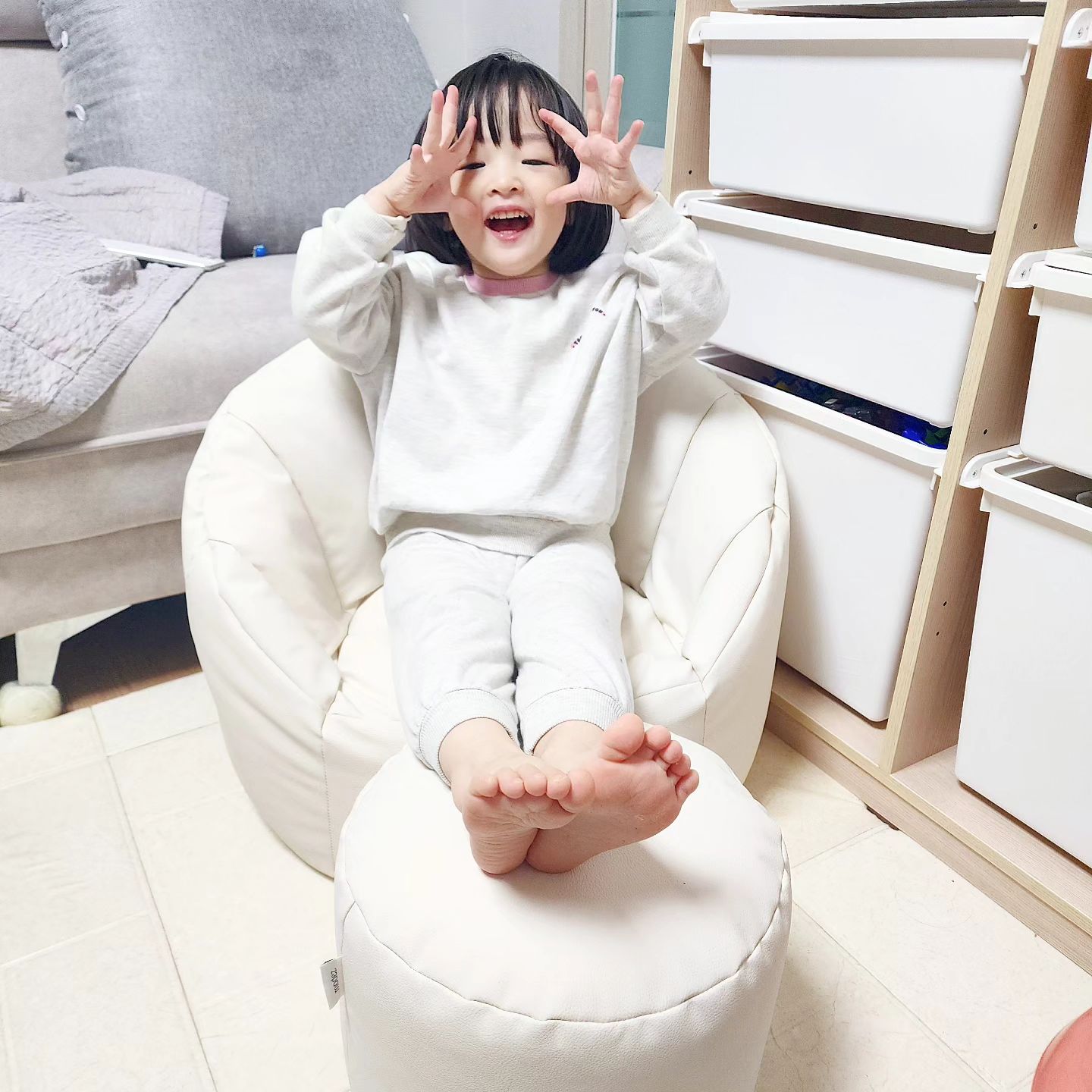 아빠가 플렉스해주고 기억못하는 다유니 빈백🙄
예뽀다 예뽀 맘에들어하는 만족스런 표정이군❤️
아빠 열심히 더더더 벌어오세요