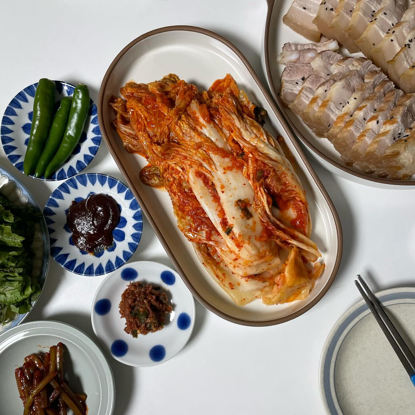 #제품제공
약 2달동안 아삭거리고 시원한 빨간 배추김치를 먹지 못하다 
오늘 고삐가 풀려 와구와구 포식했어요🙄

한입 쭉 찢어 먹어보니 이건 내꼬자나?🐷 
익으면 맛있을 꺼 같아서 상온에 두었다 먹으니 세상 꿀맛!
배추김치가 이렇게 맛있었나? 생각하게 되더라구요.

배추김치 있으면 김찌, 부찌, 볶음밥, 파스타, 보쌈, 반찬 등등
여러모로 먹을 수 있으니 냉장고에 없으면 안되는거 아시져? 

제가 먹은 김치는 엄선한 국내산 배추와 국내산 재료로 만든 청원김치 에요. 
⠀
✔️계절별로 주산지를 엄선하여 시기에 맞게 깐깐하게 사용해요.
✔️해썹 지정업체로 위생적으로 식품안전관리하에 만들고 있어요.
✔️최적화 절임시스템과 3회 이상의 세척관리로 꼼꼼하게 만들어요.
✔️화학조미료를 쓰지 않고 직접 만든 청원육수를 이용하여 자극적이거나 짜지 않고 깔끔하며 익을수록 깊은 감칠맛을 느낄 수 있어요.
⠀
🏷️𝑻𝒉𝒂𝒏𝒌𝒔 𝒕𝒐 cwo4614
🛒 https://m.smartstore.naver.com/cheongoneorganic
⠀
#포기김치 #김치주문 #배추김치 #맛있는김치 #배추김치추천 #김장김치 #김치맛집 #반찬추천 #충북김치 #청원김치