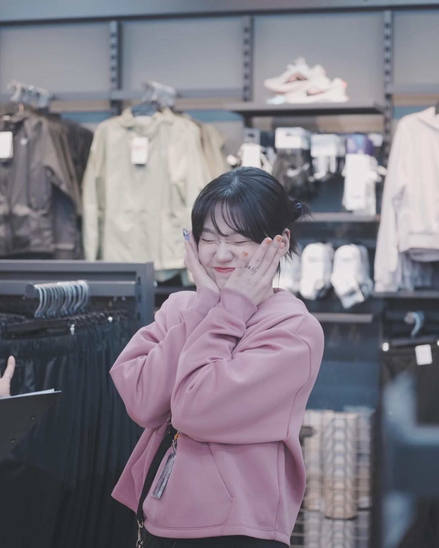 갤러리에 있기 아까워서 피드 박제ㅔㅔ
손톱 김치 국물아니고 봉숭아 물
머리에 꽂은거슨 볼펜비녀 
#동양의미