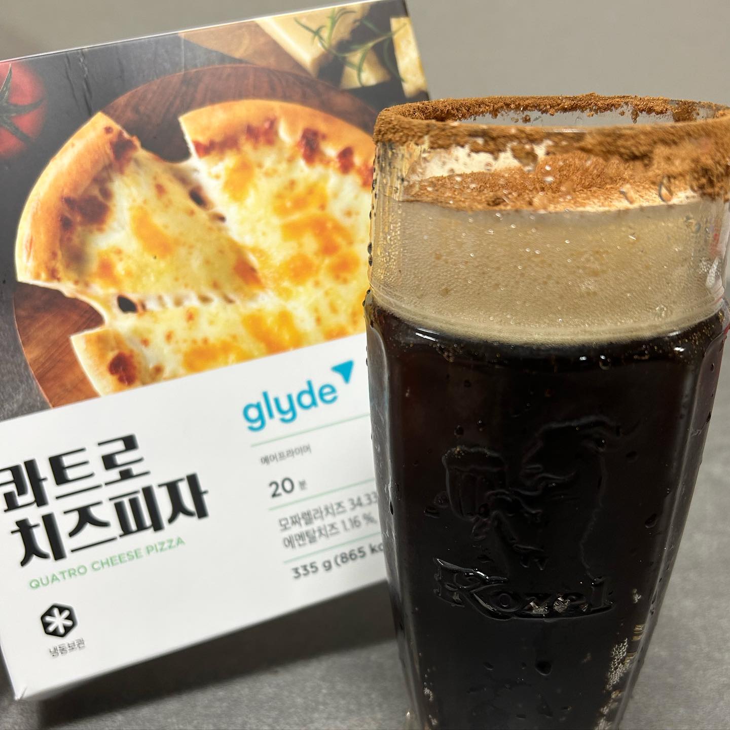#협찬 #🍕🍕🍕 

요즘 먹순이로 하루하루 보내는것 같아요! 맛있게 먹고 또 운동하면 되잖아요?
혼자살면 먹기 힘든 음식중 하나가 피자예요
먹고 남으면 냉동실행.. 냉동실에 들어가면 언제 나올지 모를..
냉동제품이라 보관도 용이하고 사이즈도 작아서 1인가구 냉장고에 찰떡!!!
글라이드피자 사이즈는 6인치로 진짜 1인 1피자 가능해요!
.
.
.
❤️에어프라이어기 이용법
 - 170도에서 10-15분 
❤️전자렌지 이용법
 -냉동된 피자를 전자렌지에서 3분정도 돌린후
후라이판에 피자 밑부분만 바삭하게 해서 먹었더니..
진짜 꿀맛.. 치즈 폭포 말해뭐해 
맥주.. 도둑이 되었어요 진짜
.
.
.
👉콰트로치즈피자는 이름처럼 4가지의 체다치즈, 그라나 파다노, 에멘탈, 모찰렐라 치즈의 풍미가 어우러진 피자에요
👉토마토 페이스트는 토마토 본연의 맛을 살린 새콤달콤한 소스로 치즈의 느끼함을 잡아줘요

날도 선선해지고 콰트로피자랑 맥주 들고 야외에서 먹고싶어요!!!! 

 #글라이드 #글라이드피자 #콰트로치즈피자 #glyde #치즈피자추천 #찐리뷰
 #피자추천 #냉동피자 #찐리뷰 #치즈폭포피자 #냉동실필수템 #글라이드필수템 #글라이드장바구니
#먹스타그램 #운동하는여자 #관리하는여자 #치팅데이
