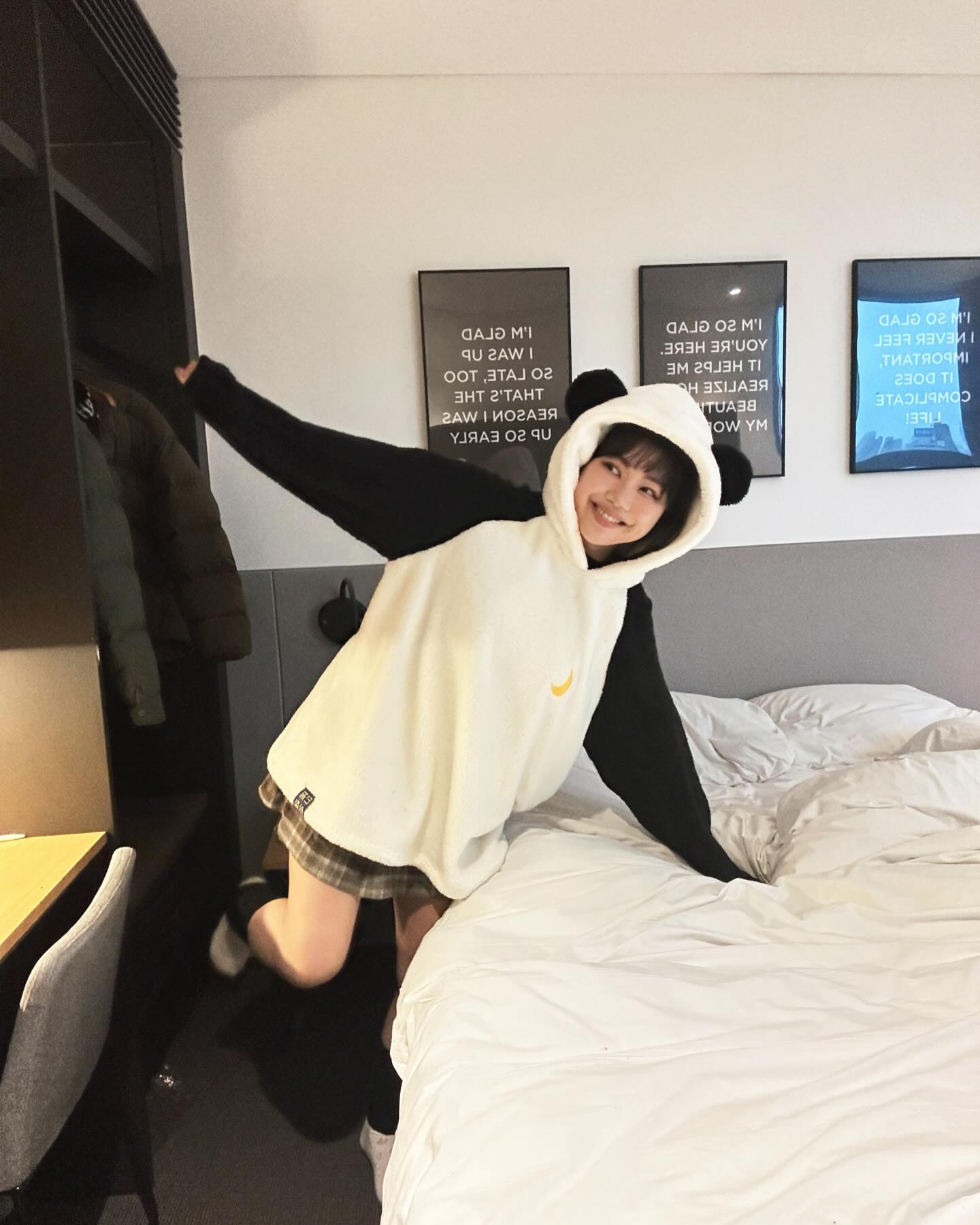 #광고 #단꿈상점 #후디판다쿠션

내가 바로 인간 푸~ 바오다 ~
분명 쿠션을 들고 호텔에 왔는데

#꿀잠템 #홈웨어 로 변신 !!
단꿈상점 꿀잠굿즈 콘테스트를 통해
탄생한 자체제작 꿀잠템인데요
오직 단꿈상점에서만 만날 수 있는
자체제작 단독 굿즈로
귀여움과 꿀잠 2가지 요소 모두 충족할 수 있는 홈웨어 랍니다

맨살에 닿아도 부드럽고 따뜻하게 잘 수 있는 포근한 소재
남녀노소 넉넉하게 입을 수 있는 오버핏 사이즈

꿀잠을 부르는 고 퀄리티 초승달 자수 디테일 까지~
옷을 돌돌 말아 후드 속에 넣으면 귀여운 쿠션으로 변신 한답니다

대한민국 최고의 숙면 플랫폼 단꿈상점에서, 
숙면을 위한
더 많은 이야기와 꿀잠템을 만날 수 있는데요
요 후디판다쿠션은 한정으로만 판매 된다 해요

#파자마 #커플파자마 #커플홈웨어 #커플잠옷 #귀여운홈웨어 #귀여운파자마 #귀여운잠옷 #판다 #판다홈웨어 #판다파자마 #동물잠옷