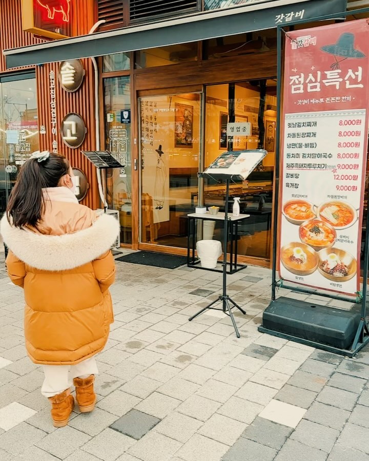 #협찬

숯불에 데인 것처럼
불판에 패인 것처럼
지워지지 않는 맛이 기억나 괴롭구나…..

국내 한돈농가와 한도자조금 관리위원회가 엄격한 심사를 통해 인증한 국산 돼지고기 ‘한돈’만을 판매하는 업소 <송도 갓갈비>
송도키즈 아임이가 다녀왔습니다!!!!

양념 돼지갈비와 생돼지갈비가 있는데 하루 50인분만 한정 판매하는 돼지 생갈비!!!
또 한정이라니 주문을 안할 수가 없는~~😁
김치찌개에 대한 사연(?)이 많은 아임이는 무조건 김치찌개 추가 주문!!
주문을 하고 나니 반찬이 싹 세팅되는데 기본적인 찬들도 정갈하고 특히 갓으로 만든 장아찌는 정말 고기랑 환상 궁합!!
그리고 나온 숯불은 질 좋은 참 숯을 사용해서 고기의 맛을 극대화 시켜줄 수 있는!!! 요게 경북 안동지역의 전통 화로구이 방식을 써서 고기의 육즙과 식감이 훌륭한거였어요.
거기다 퍽퍽한 목살을 쓰지 않고 오로지 1등급 한돈 갈비만 사용하는 인생 갓갈비!!
노릇노릇 잘 구어진 돼지 생갈비를 소금에 찍어먹고 갓짱아찌와 싸먹고 쌈도 싸먹고!!! 어떻게해!! 끝없이 들어가!!!!
거기다 돼지고기가 푸짐하게 들어간 김치찌개도 정말 최고!!!
진짜 간만에 제대로 된 돼지 갈비를 뜯은 아임이!!!!
다음에는 양념돼지갈비를 먹게다며 벌써 부터 예약~~😋😋

맛있게 잘 먹었습니다!!!!!!! 
godgalbi_songdo 
godgalbi_offical

#인천맛집 #송도갈비맛집 #송도갈비집추천 #송도고기집추천 #송도돼지갈비맛집 #송도데이트장소추천 #인천회식장소추천 #갓갈비