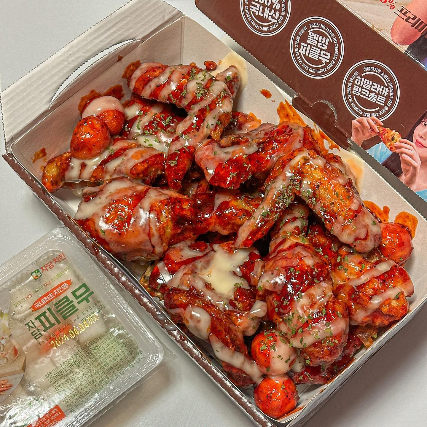 ⠀
치킨이 맛있다고 소문난 곳 #자담치킨 🍗
후라이드에 맵단 스모크소스를 더한 #불패치킨 🔥
⠀
✅동물복지인증“ 받은 100% 국내산 원료육
✅미네랄이 풍부한 ”히말라야 핑크솔트“ 염지
✅21가지 견과류와 곡물로 만든 ”IQ파우더“사용
✅깨끗한 식물성 ”자담 전용유“로 조리
⠀
양도 푸짐한데 화끈한 매운맛이라닝🌶️
한 번 맛보면 헤어나올 수 없는 맛 ❤
⠀
오늘 야식은 치킨 진행시켜! 😋💕
⠀
⠀
⠀
⠀
”자담치킨에서 제공받아 작성하였습니다“
#조정석치킨 #권은비치킨 #랜선미식단 #블랙페퍼 #스모크 #고다치즈 #맵단 #불패 #치킨 #자담치킨면목1점 #면목동치킨 #면목역치킨 #치킨맛집 #매운치킨