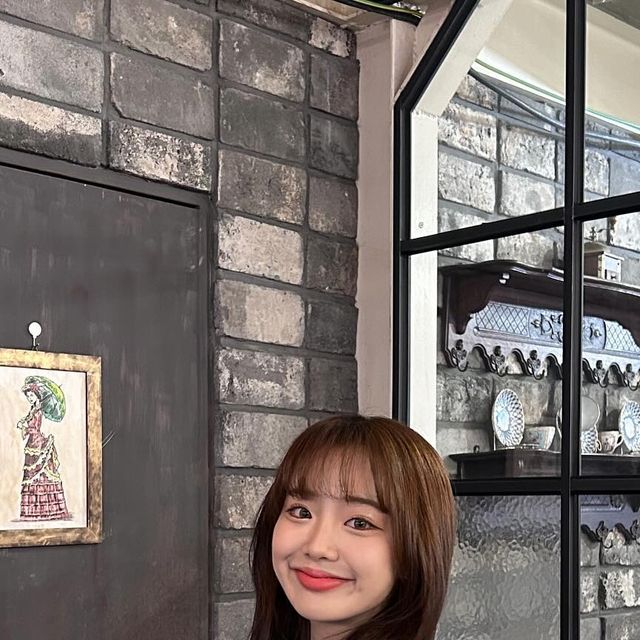 전대희 on Instagram: "#광고 PU 100% (레더)에 소프트한 터치감, 은은한 광택감으로 고급스러운 무드를 살린 레더 패딩 본 적 있나요? 루즈~오버핏 실루엣 바탕으로 제작된 크롭숏패딩 🫣✨ 투웨