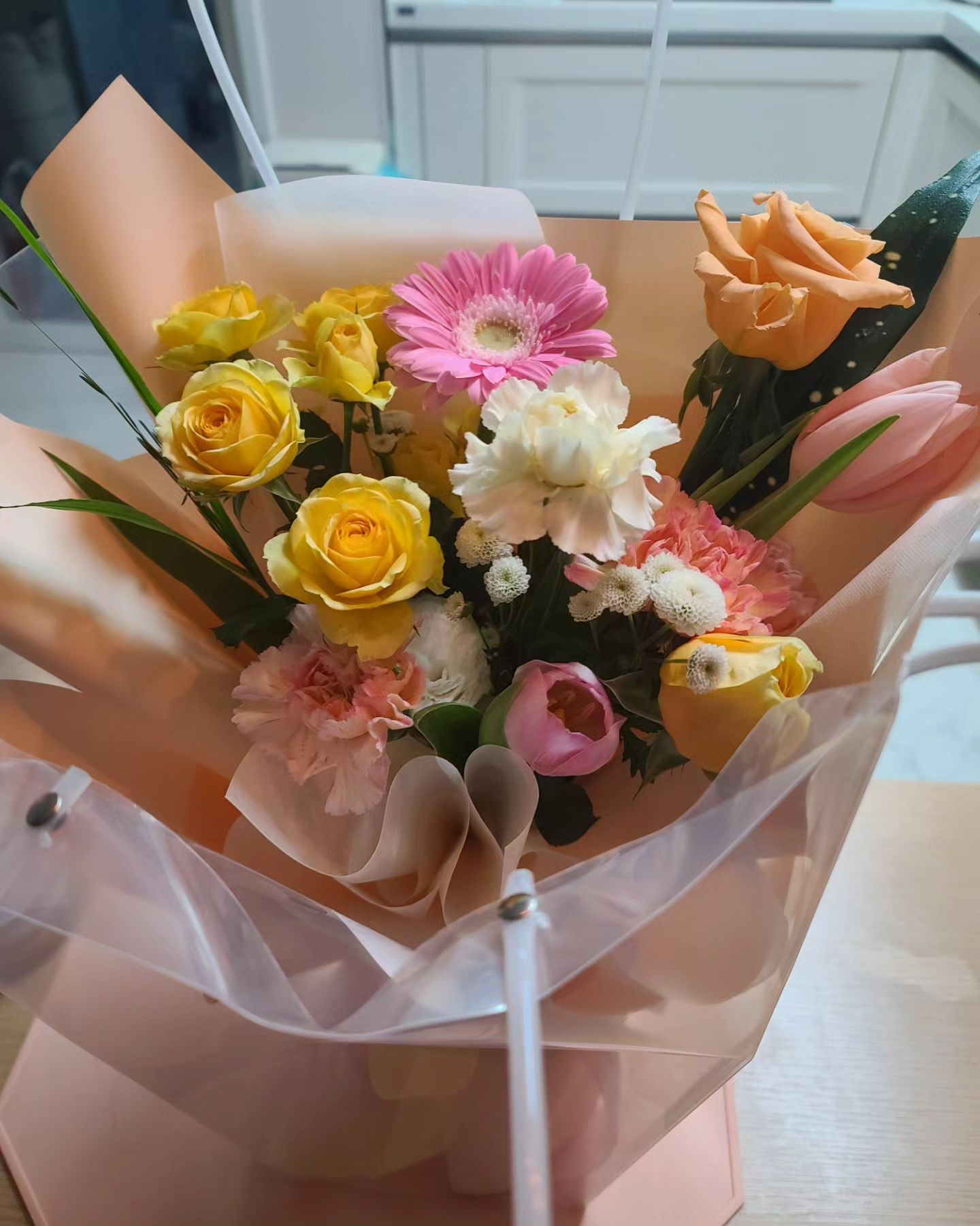 점차 무디어가는 결혼기념일. 오늘도 일하러 가길래 생각지도 못했는데 꽃도 선물해주고 맛있는 스시도 사주고, 함께 카페도 가주어서 고맙네요. 항상 사랑하며 존중하며 평생을 함께합시다 여보❤️