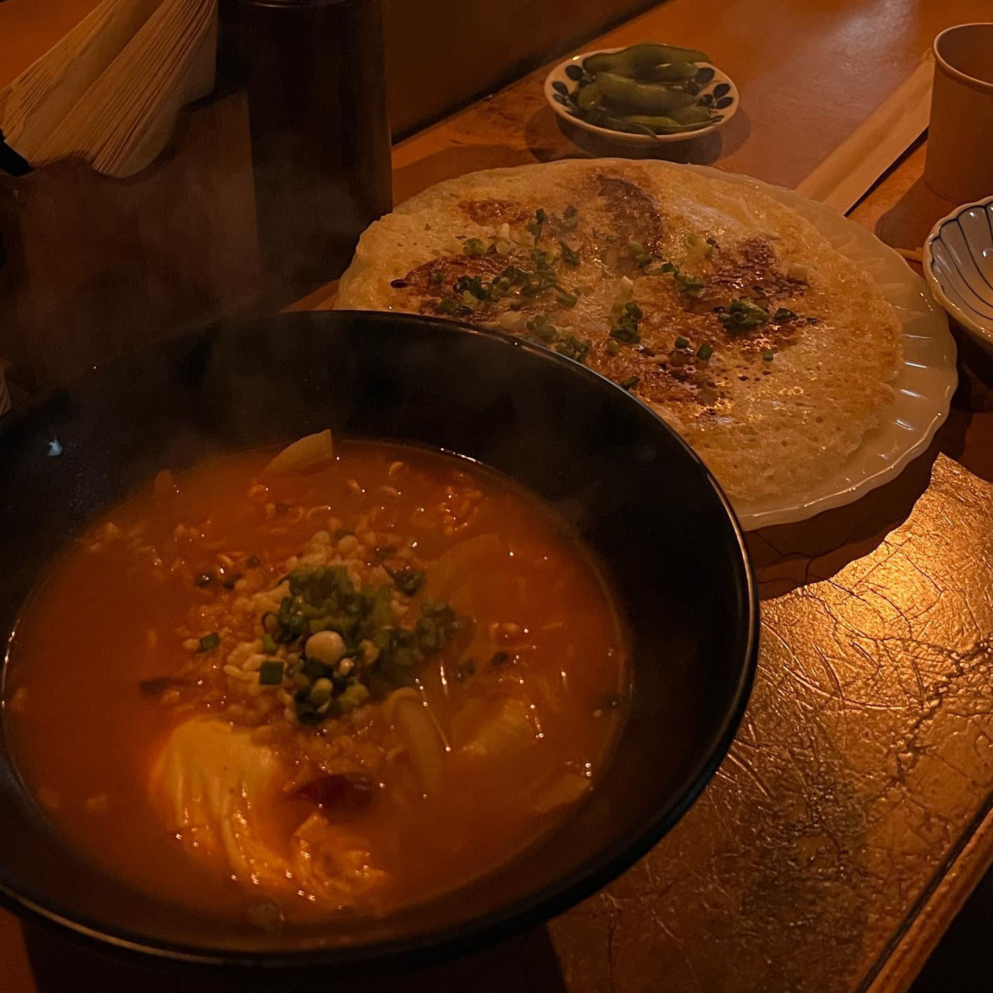 간단하게 한잔 하기에 좋았던 신흥시장 조용한 이자카야 #신코 

바테이블형태로 되어있고, 주방이 보여서 가끔 불쇼를 볼 수 있다 

교자는 맛은 냉동만두지만 사진처럼 완전 윗바속촉 이어서 맛있었다 😆

라면도 역시 남이 끓여준 라면이라 맛있음 ㅋㅋㅋ 

📌식사가 될만한 메뉴는 아니고, 간단하게 먹을 안주들이 많아 혼술하러 와도 좋을거같다

📍위치 : 서울 용산구 신흥로 99-1 ,1층
📍영업시간 : 18:00-02:00 (월 휴무) 

#해방촌맛집 #해방촌이자카야 #용산역 #삼각지역맛집 #서울술집 #혼술집 #맞팔 #먹팔 #리뷰 #신흥시장술집#신흥시장 #심야식당 #데이트코스 #해방촌데이트 #해방촌신코 #용산이자카야 #맞팔 #먹팔 #해방촌카페 #해방촌혼술 #해방촌술집