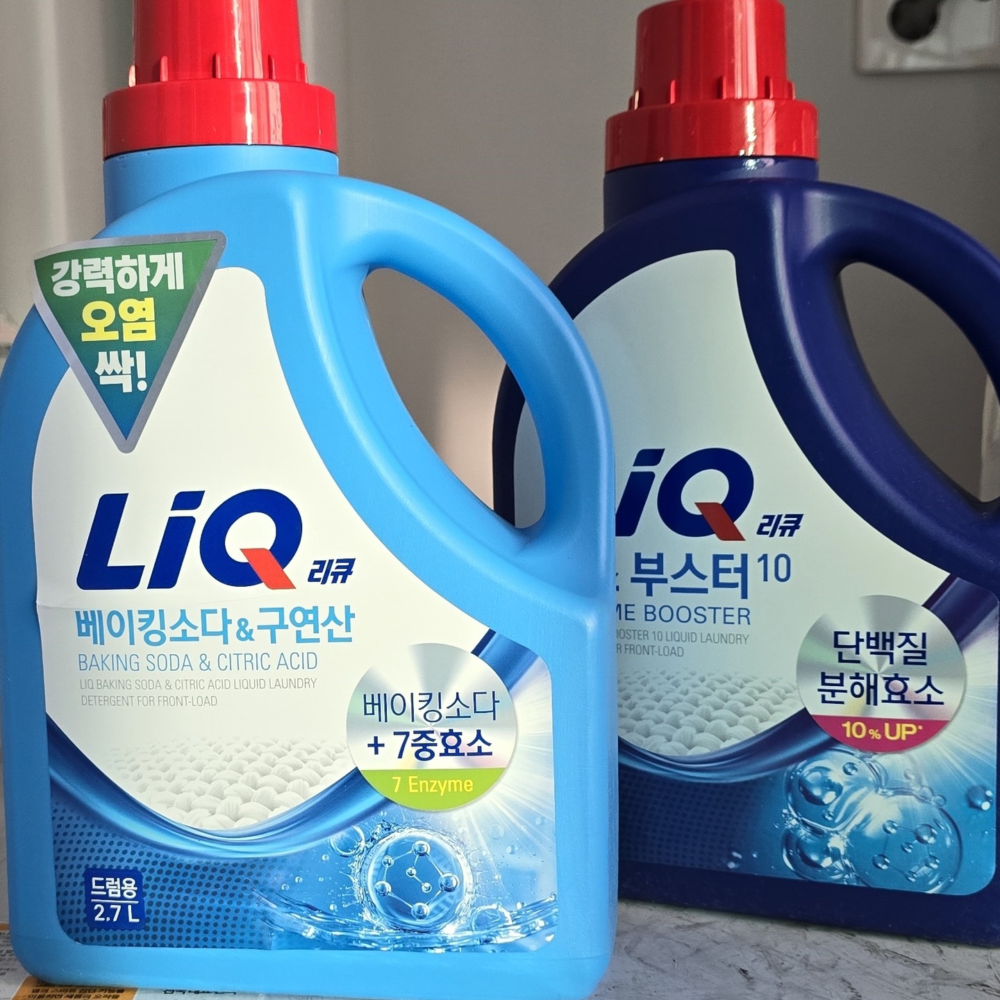 AK Lover 제품 지원

LIQ 리큐 효소 부스터10 단백질 분해효소 용량은 2.7L
리큐 진한겔 오리지널이 새롭게 리뉴얼 된 세탁세제로
단백질 분해 효소를 10% 증가해 보이지 않는 얼룩이나
땀과 각종 오염물을 제거해주는 단백질 분해 효소가 섬유 깊은 곳까지 침투해
찌든때를 강력하게 세척해주기에 빨래를 널 때 마음까지 개운해지더라구요.

LIQ 리큐 베이킹소다 & 구연산 세탁세제는 베이킹과 구연산을 더해 세정력을 높인데다
7중 복합 효소를 더해 생활오염 제거에도 효과적인 세탁세제라 빨래를 할때 잘 지워지지 않는
반찬얼룩이나 다양한 오염물을 확실하게 제거해주는 세정력 좋은 세탁세제랍니다.
또한 리큐 베이킹소다&구연산 세탁세제는 피부자극 테스트를 완료한 제품이고
형광증백제 파라벤6종 무첨가되어 있어 조금만 자극을 받아도 피부가 가렵다는
남편때문에 빨래를 할때면 몇번씩 더 헹구곤하는데 그런 부담도 줄어들었답니다.

학생들의 교복 특히 목과 팔목부분의 찌든때나 땀얼룩, 반찬이나 오염물이 묻어도
애벌세탁 하지 않고 그냥 빨래를 해도 깔끔하고 얼룩이나 옷 기름때 제거가 탁원한
새로워진 리큐 효소부스터10과 리큐 베이킹소다&구연산 세탁세제 강추합니다.
온가족이 입는 옷 어떤 액체 세탁세제를 사용할까 고민이 되신다면
약알칼리성 처방으로 옷 기름때 제거는 물론이고 찌든 때까지
한번에 잡아주는 리큐 효소 부스터10, 베이킹소다&구연산을 추천합니다.

#애경 #AKLOVER #리큐 #효소부스터10 #베이킹소다구연산 #세탁세제추천
#빨래세제 #옷얼룩제거 #얼룩제거추천 #얼룩제거꿀팁 #얼룩제거방법
#얼룩지우기 #얼룩빼기 #생활얼룩 #생활얼룩제거 #찌든때 #찌든때제거
#오염제거