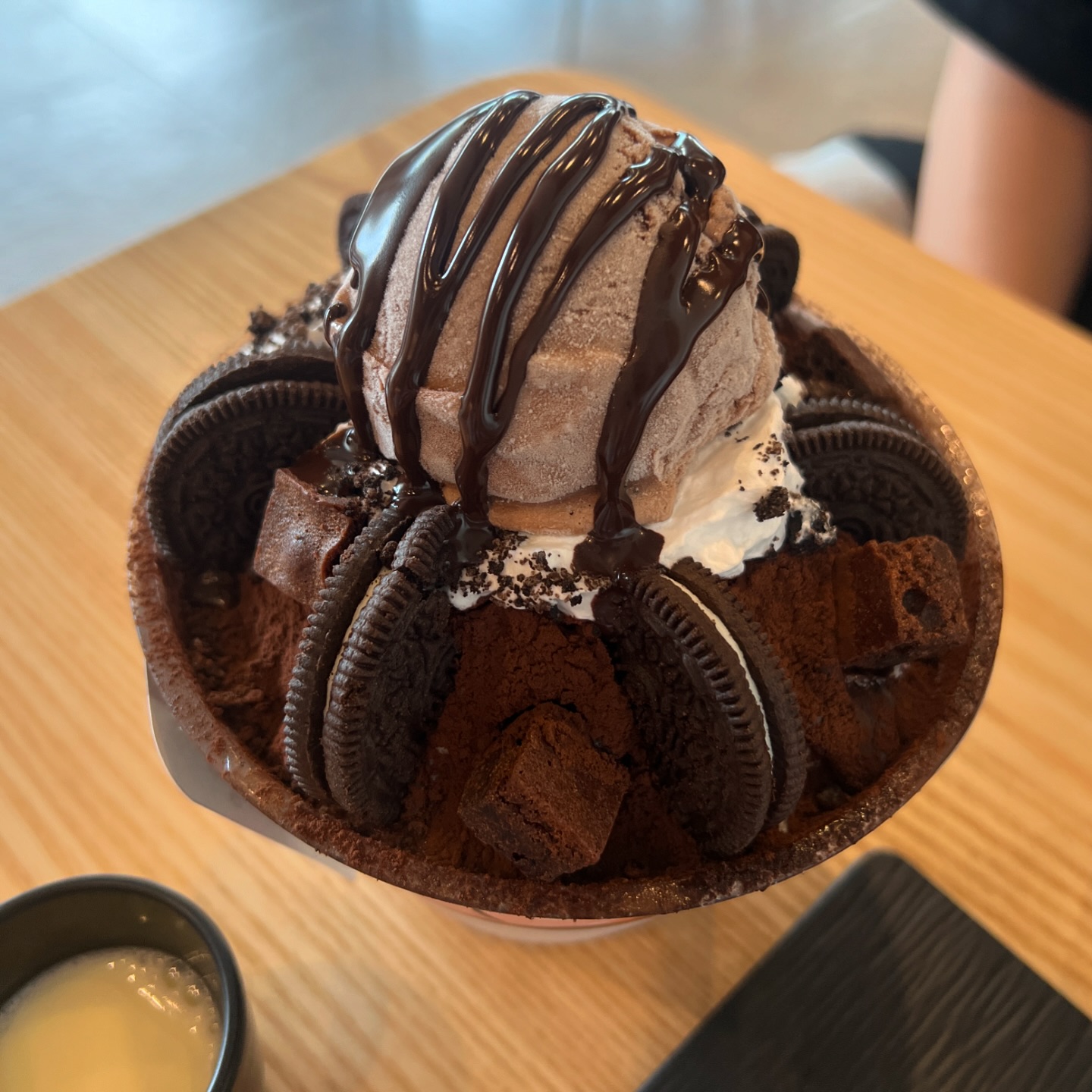 초코초코 달콤한
#설빙하겐다즈초코 🍧
초코는 역시 #하겐다즈 🍫
올 여름 첫 #빙수 달콤해💕

#sulbing #호떡 못참지🙈

시원한 #디저트 와 함께 수다수다

#사가정역카페 #설빙
📍위치: 서울 중랑구 사가정로51길 38 2층

밀린 #먹방 #foodie #일상 #daily #기록스타그램 #冰水