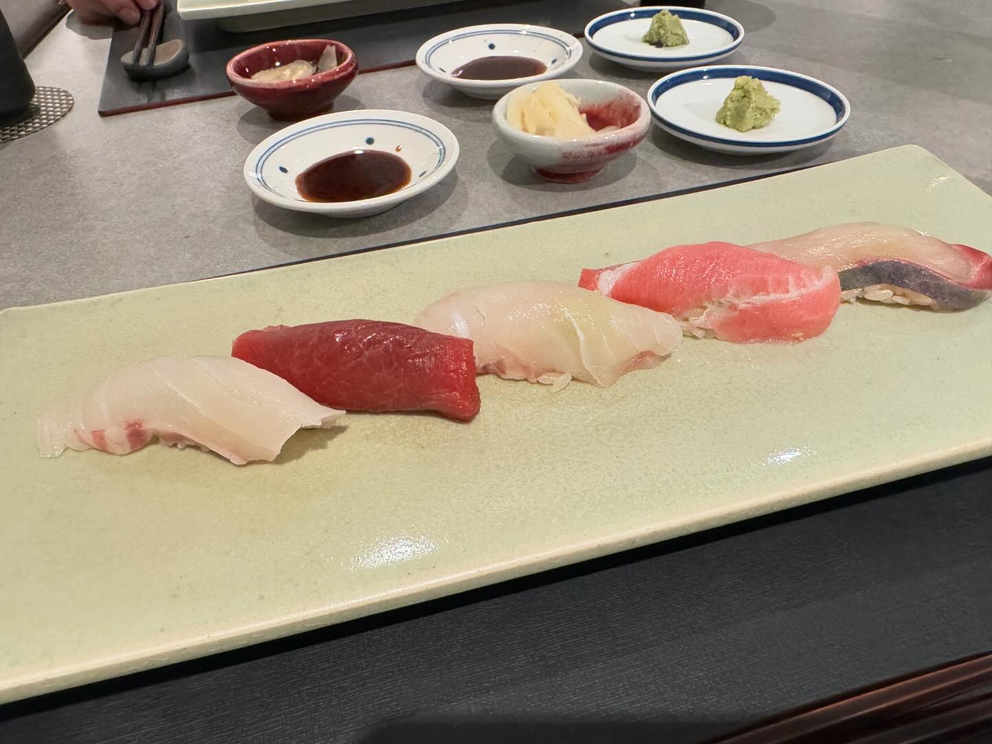 룸에서 먹으니 이렇게 주는구나…
여긴 그냥 그럭저럭…🥲
역시 바에서 하나씩 먹는거랑 한번에 나오니 차이가 크구만 …!

#오마카세코스 라 많이 나왔지만,
귀찮아서 두장만 찍음..ㅋㅋ

#스시도손여의도 #여의도스시