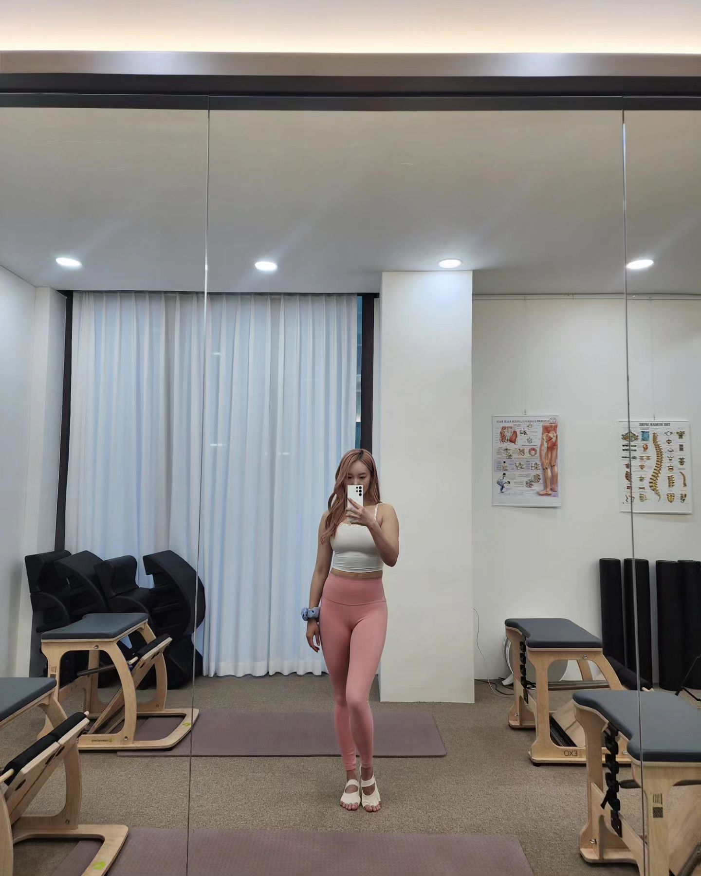 🌟

최근에 허리가 좀 안 좋아서
일상 생활에 어려움을 겪었는데,

bodynation_pilates 에서
허리 통증은 완화하면서
힙을 제대로 사용할 수 있게
개인레슨 받고 나서
한결 나아졌어요! 🫂

제가 워낙 운동 매니아다 보니
안 해본 운동도 없다시피(?) 하고
필라테스 샵도 참 많이 다녔는데.

서판교 필라테스 샵 찾으신다면
☕️ 커피는 기본, 아늑한 인테리어에
단독 피팅룸까지 있고 ✨️
무엇보다 몸에 진심인
실력 있는 선생님들이 계시니
꼭 한번 방문해보세요!

💕

#필라테스 #바디네이션 #서판교필라테스 #개인레슨 #필라테스추천 #운동하는여자 #자기관리 #오운완 #pilates #다이어트 #판교동필라테스 #판교필라테스 #분당필라테스
