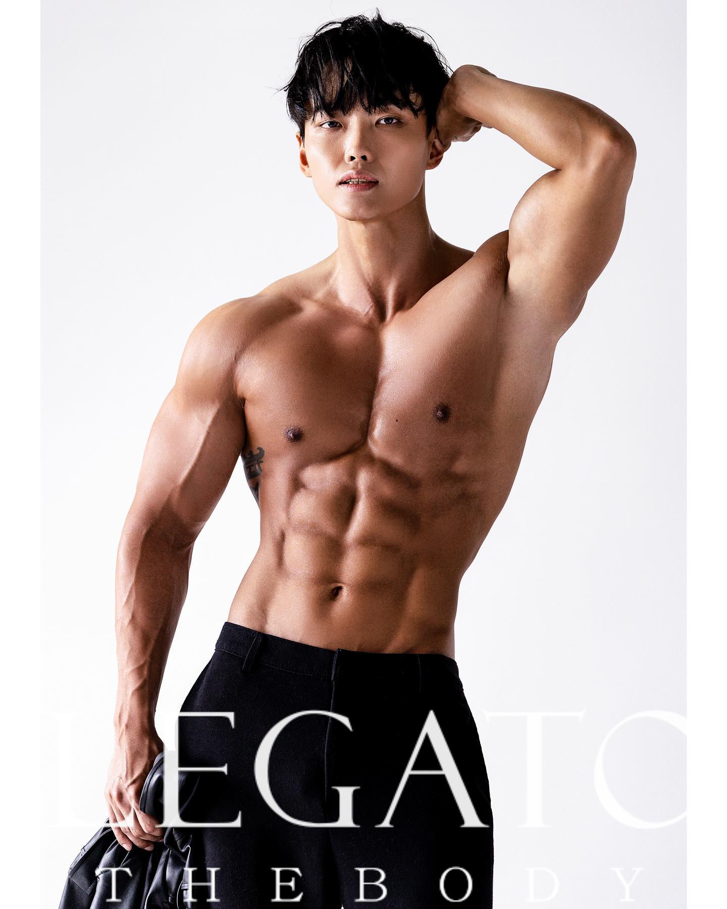 네추럴한 상반신샷..!☀️
하루하루 한장씩 푸는게
너무너무 재미지구만 흐흐..🥳

choijak 
legato_thebody 
muliermakeup_rw