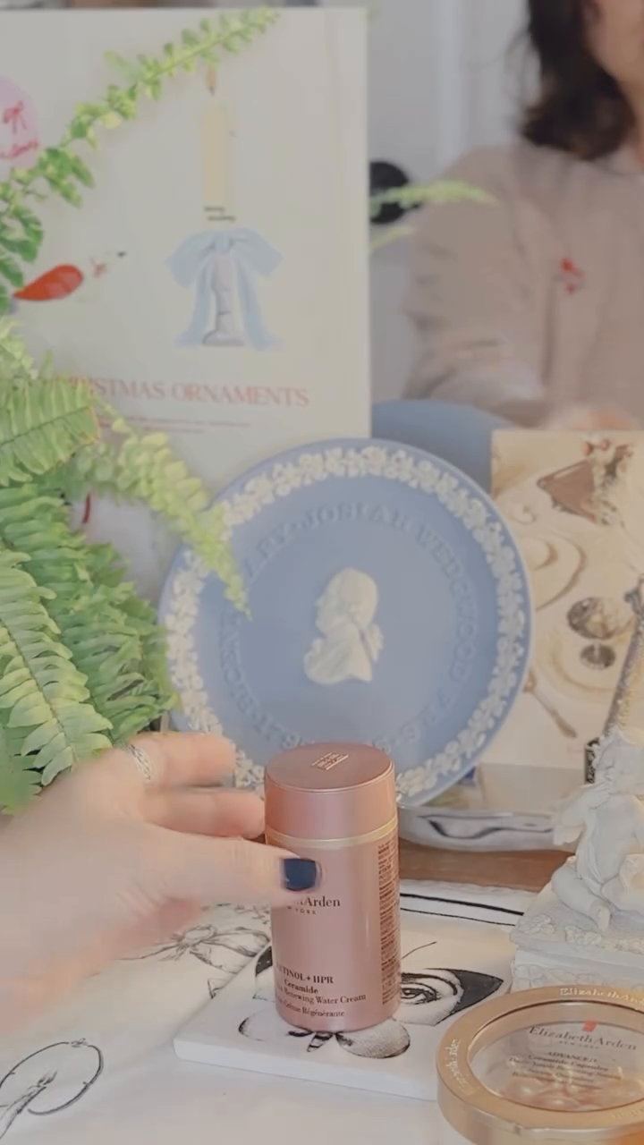 #협찬

너무나 애정하는 브랜드 Elizabeth Arden 에서 레티놀 + HPR 세라마이드 워터 크림‘ 소개 할께요~

빛과 열에 안정화된 차세대 레티놀 ’레티놀 + HPR‘ 성분, 낮과 밤에 모두 사용할 수 있을 만큼 순한 저자극 레티놀 낮에 바를 경우 레티놀 워터 크림 사용 후 SPF가 포함된 자외선차단제를 사용 하면 된답니다

주름 개선에 도움을 주는 파워 펩타이드 피부 장벽을 강화해주는 피토세라마이드 피부 진정 효과가 있는 비사보롤&생강 뿌리 와 수분을 보충해주는 히알루론산까지 🥰

얼루어 24년 1월호 에디터스 픽으로 ’레티놀+HPR 세라마이드 워터크림‘이에 선정되었데요!🥳👏👏👏 축하 드립니다. 역시👍🏻

elizabetharden.kr

#협찬 #엘리자베스아덴 #레티놀HPR #레티놀워터크림 #레티놀크림 #레티놀 #레티놀크림추천 #슬로우에이징