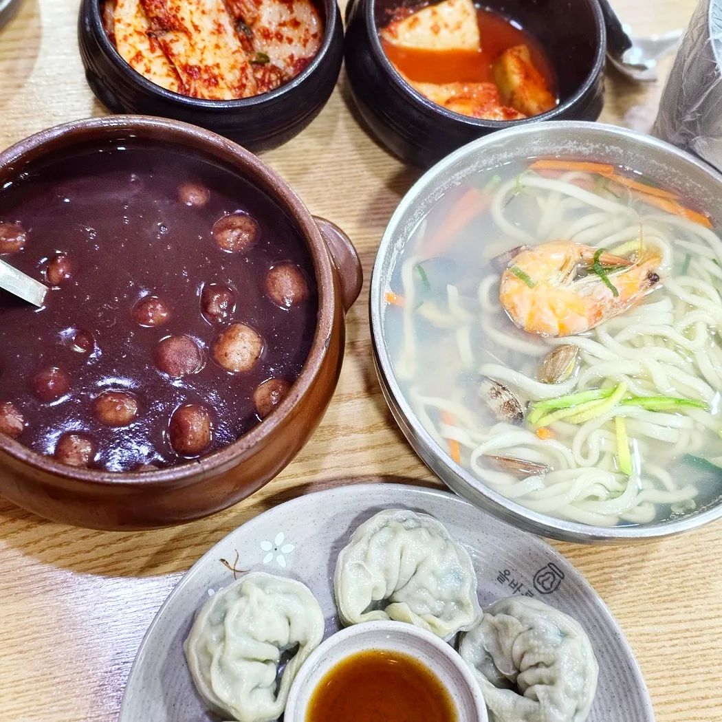 언제 먹어도 맛있지만
비오는날 더 생각나는 맛집👍
#광주맛집
#광주광역시맛집
#광주북구맛집
#광주양산동맛집

💚❤️🧡💜🩵🩷💛💙🩶
부드럽고 걸죽한 팥국물에
새알은 먹기 좋은
크기에 씹을수록 쫄깃하고

바지락 푸짐하게 들어간
시원한맛 육수에
쫄깃한 면발맛이 좋은 칼국수는
갓 버무린 감칠맛나는 배추김치랑 
먹으면 더 맛있게 먹을 수 있습니당
#양산맛집
#광주죽집
#광주죽맛집
#광주죽
#광주칼국수

➡️광주 북구 양산로 59 1층 진미팥죽

➡️영업시간 오전 11시 ~오후 8시30분

#광주칼국수맛집
#광주한식
#광주한식맛집
#진미팥죽양산점
맛있게 잘 먹었습니다^^