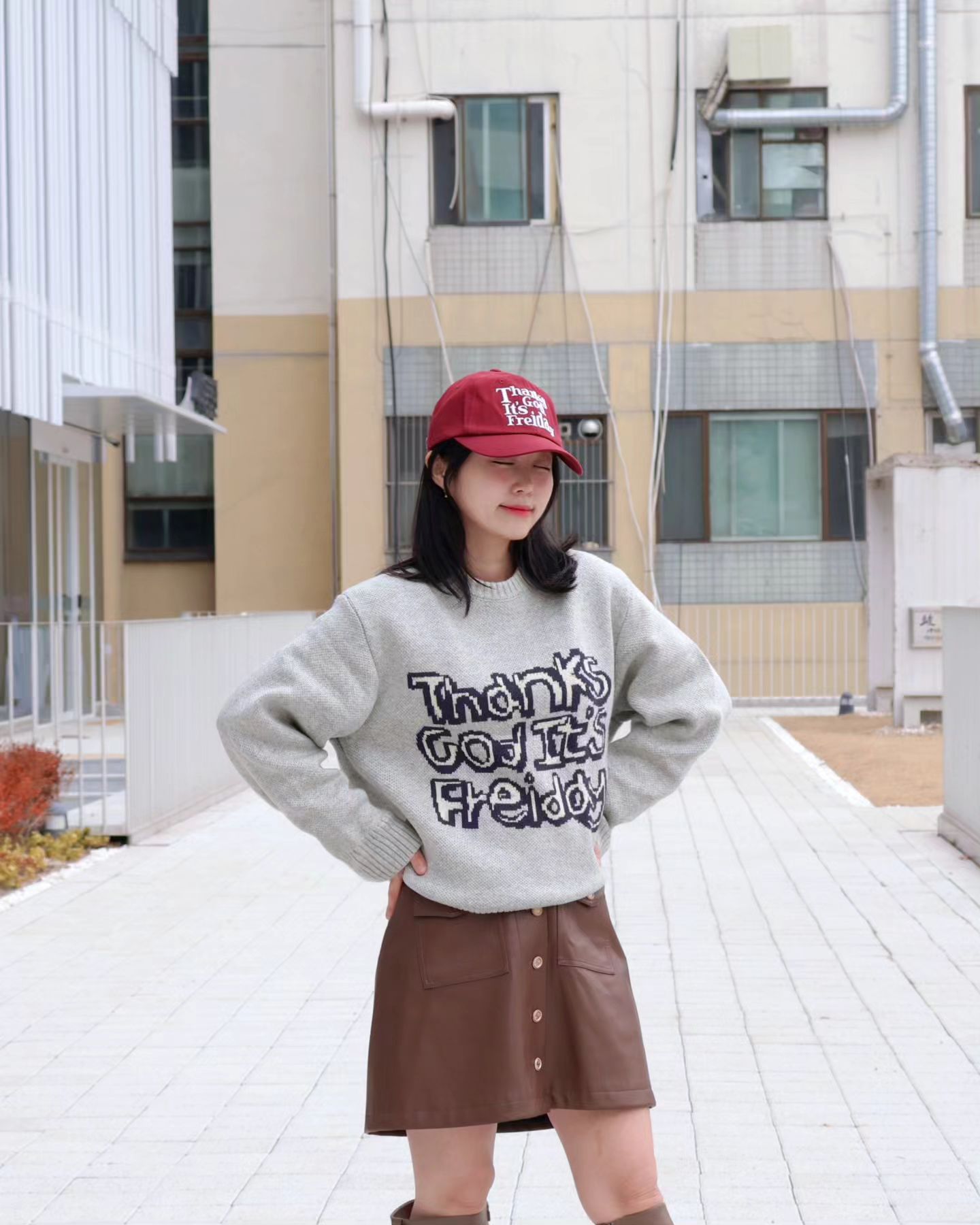 오늘의 데일리룩은 포근한 니트와 레더❤️

OOTD 정보 👇🏻
상의와 볼캡은 포근하고 부드러운 프라이니트,모자  frei_official
롱부츠는 발편한 엘리자베스스튜어트 e1izabeth_stuart
스커트는 기억이 안나네...🥲
즐주하세욤🙋🏻‍♀️

#frei #프라이니트 #니트코디 #여성니트 #롱부츠코디 #레더스커트
#롱부츠 #엘리자베스스튜어트
