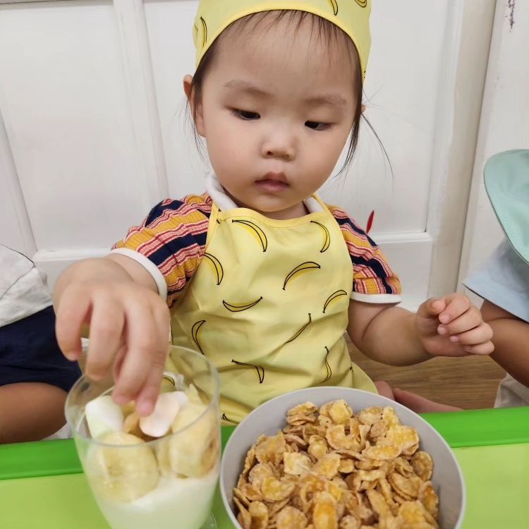 지난주 구내염으로
저번주 월요일 활동 늦게 올려요 🥲
맛있는 과일 파르페를 만들어 뿌듯해보이는 표정이에요 🌟
만들어 먹으니 더 맛있는지 폭풍흡입하는 울아가☺️