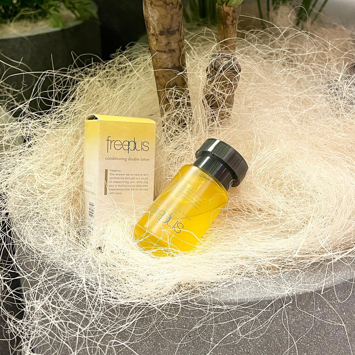 #광고 💛프리플러스 컨디셔닝 더블 로션💛
freeplus_kr 

 평소 수분이 부족하여 건조하고 화장이 떠서 고민인데, 이 제품은 유수분밸런스를 맞춰주어 피부가 투명해지고 메이크업 시, 광채피부 표현하기 좋고 평소 피부가 건조하여 민감 증상이 자주 나타나는데, 이 제품은 자극이 느껴지지 않아 민감성도 부담 없이 사용 가능하며, 오일컨트롤과 보습효과가 있어 촉촉하고 유수분 밸런스가 좋은 제품이랍니다:)
 

 수분과 오일 상으로 구성된 2개 제형으로  유수분 2:8 비율로 만들어져 산뜻한 수분 오일 제형 (끈적임 없이 수분 공급 + 유수분 광채 피부를 완성시켜줌) 수분 2:8 구성 비율의 제품이 유수분밸런스를 잡아줘서 모든 피부타입, 모든 계절에 사용하기 좋아욤!
피부 속 수분감이 채워지고 투명해져 광채 피부 연출 가능하고 속건조를 잡아주며 산뜻하고 가벼운 텍스쳐의 제품인 점 강점이 이여요!!

#프리플러스 #컨디셔닝더블로션 #노란병에센스 #유수분밸런스 #유수분동시공격템 #수분광채 #에센스추천 #스킨케어 #스킨케어추천
